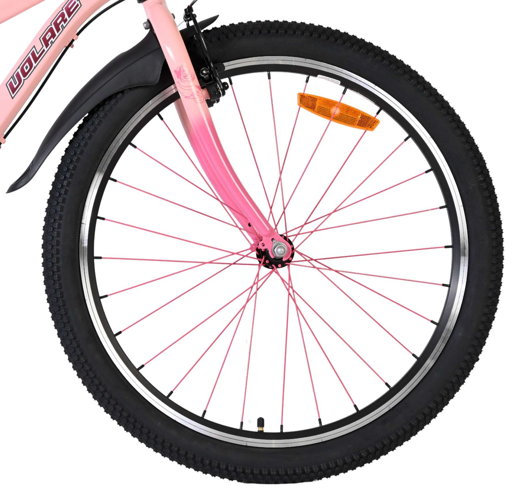 Nahaufnahme eines rosafarbenen Fahrrads mit schwarzem Reifen, rosa Speichen und einem Schutzblech.