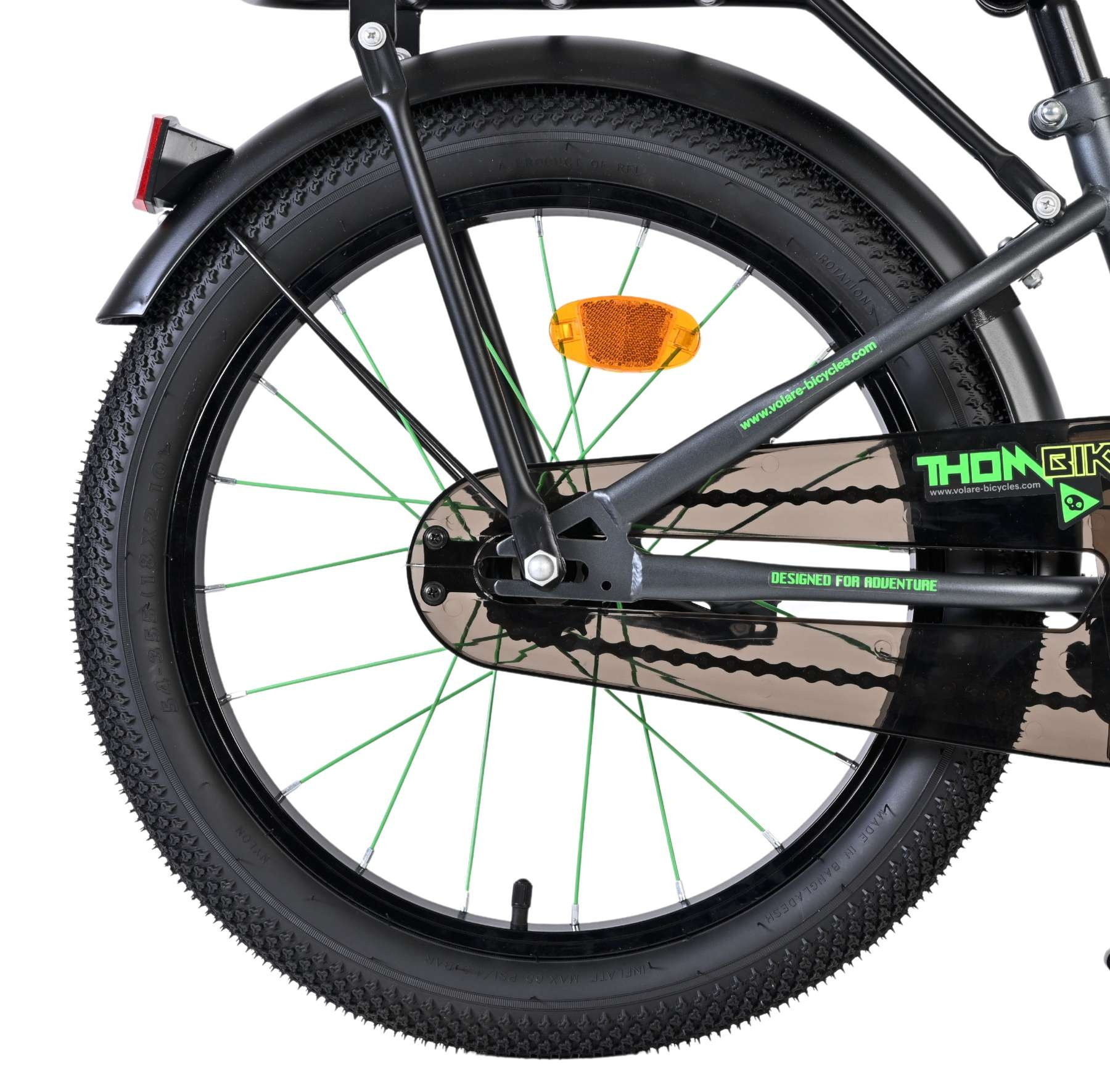 Rückrad eines Fahrrads mit schwarzen Reifen, grünen Speichen und Kettenschutz.