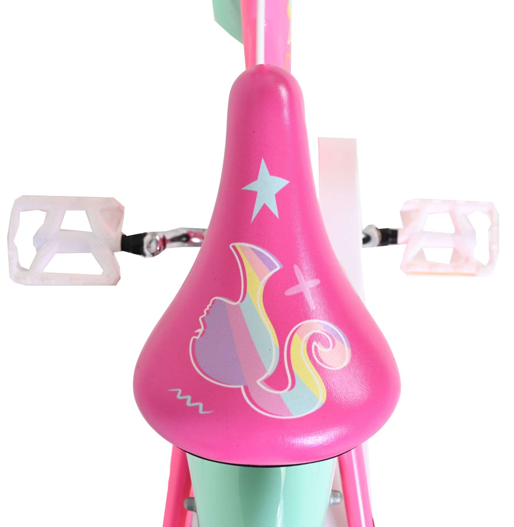 Ein pinker Fahrradsitz mit Stern- und Regenbogen-Design und weißen Pedalen.