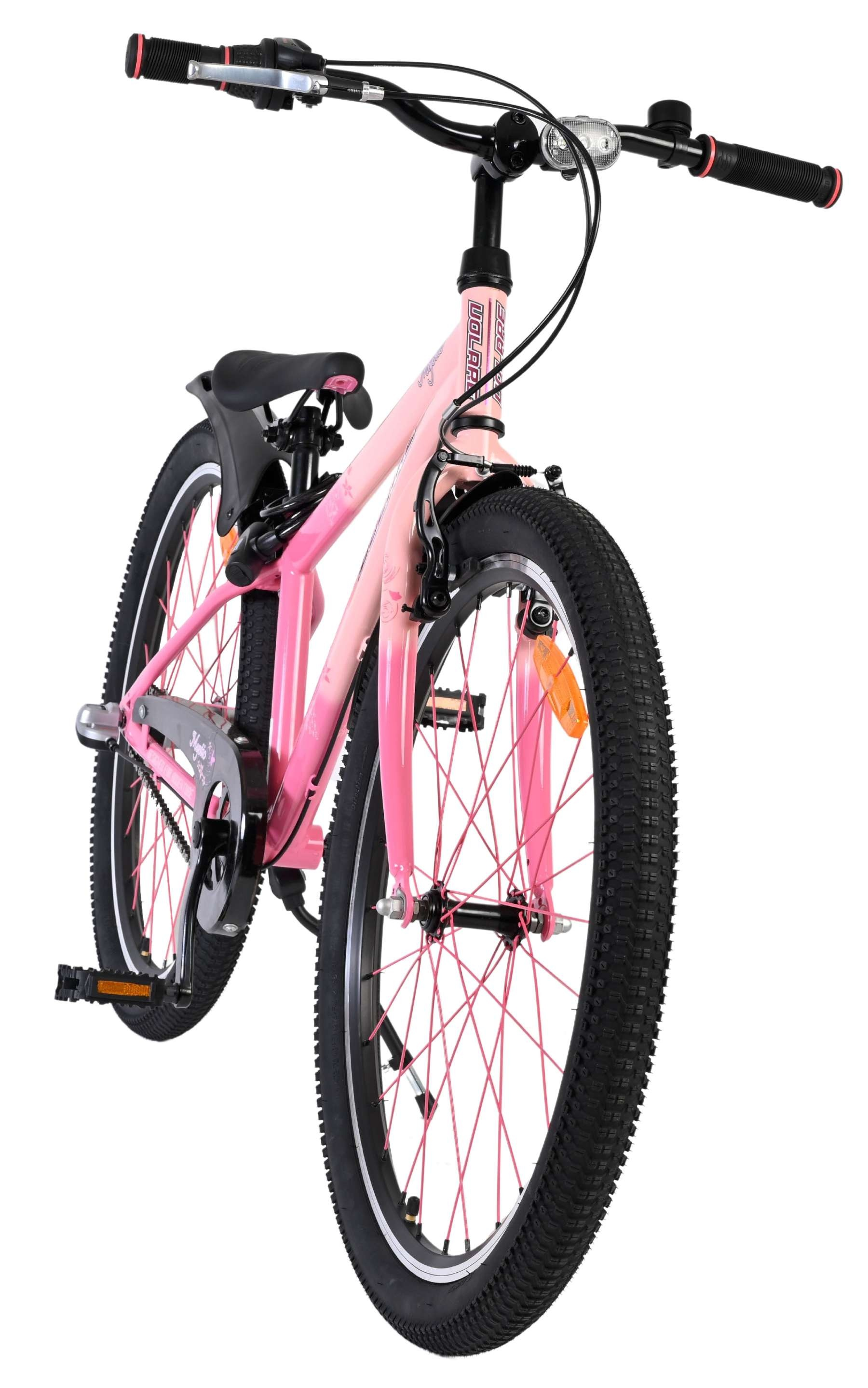 Ein pinkes Kinderfahrrad mit schwarzen Reifen und roten Speichen.
