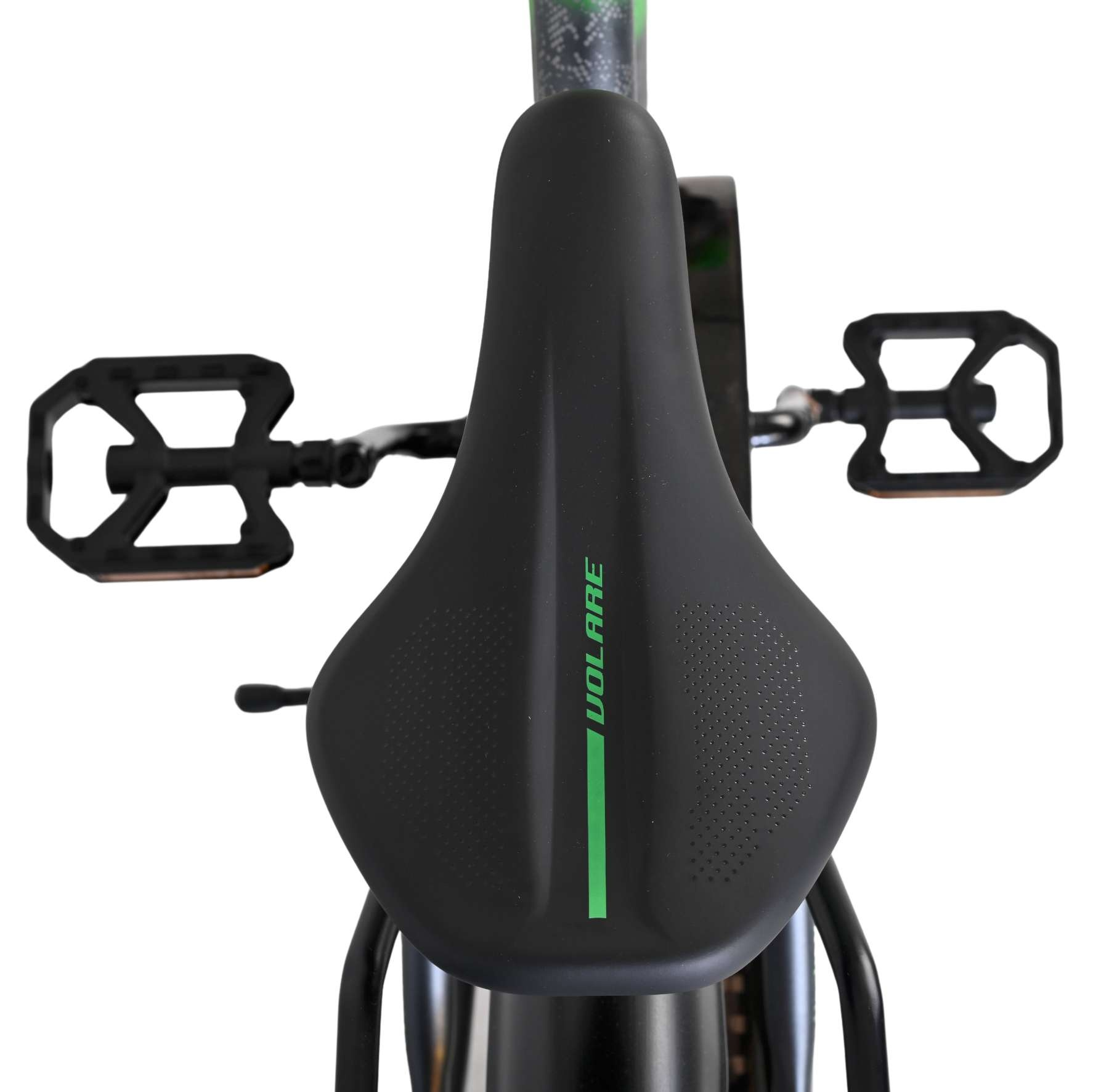 Schwarzer Fahrradsattel mit grüner Schrift "VOLARE" und schwarzen Pedalen.