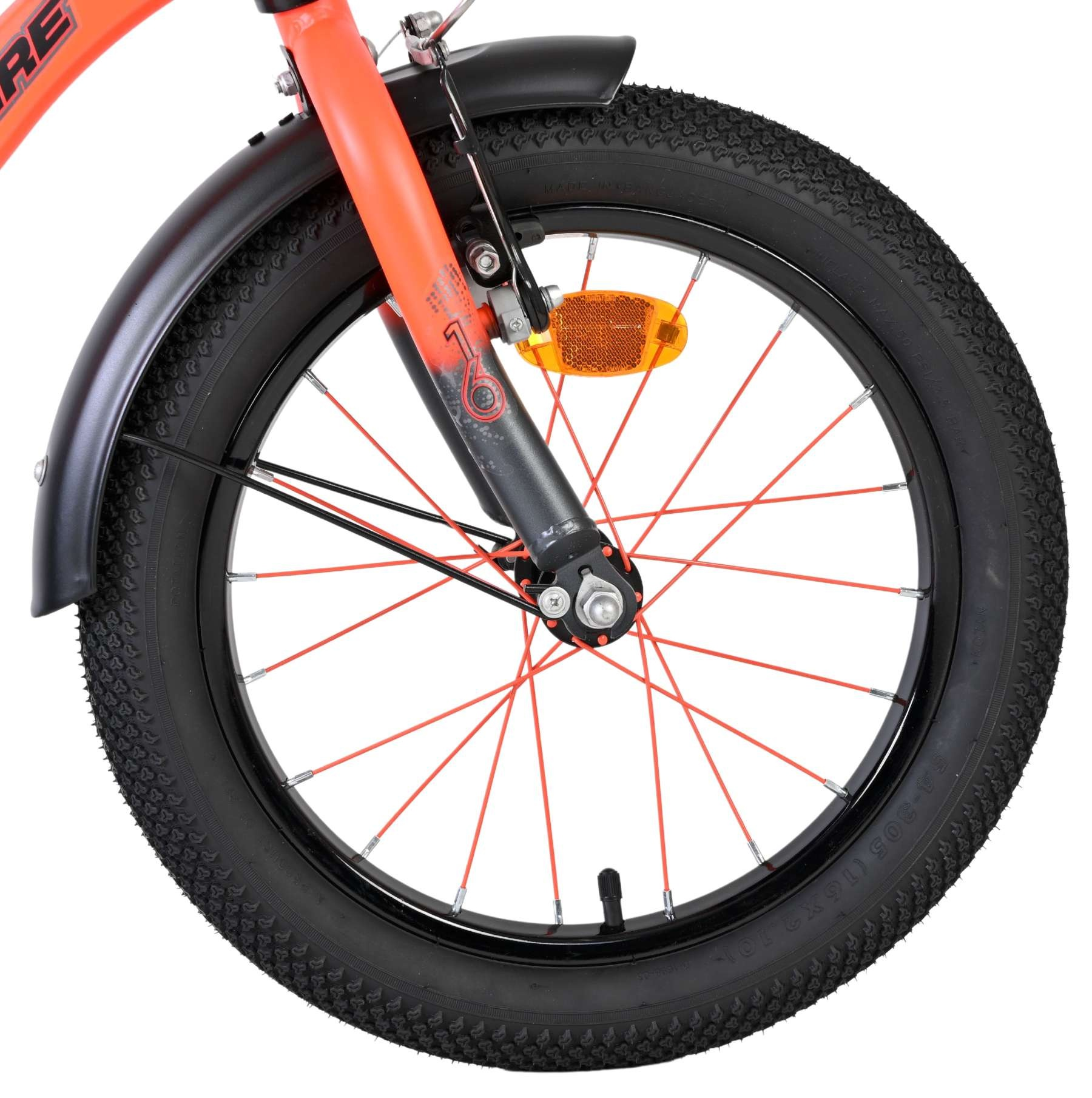 Vorderreifen eines orangefarbenen Fahrrads mit schwarzen Schutzblechen und roten Speichen.