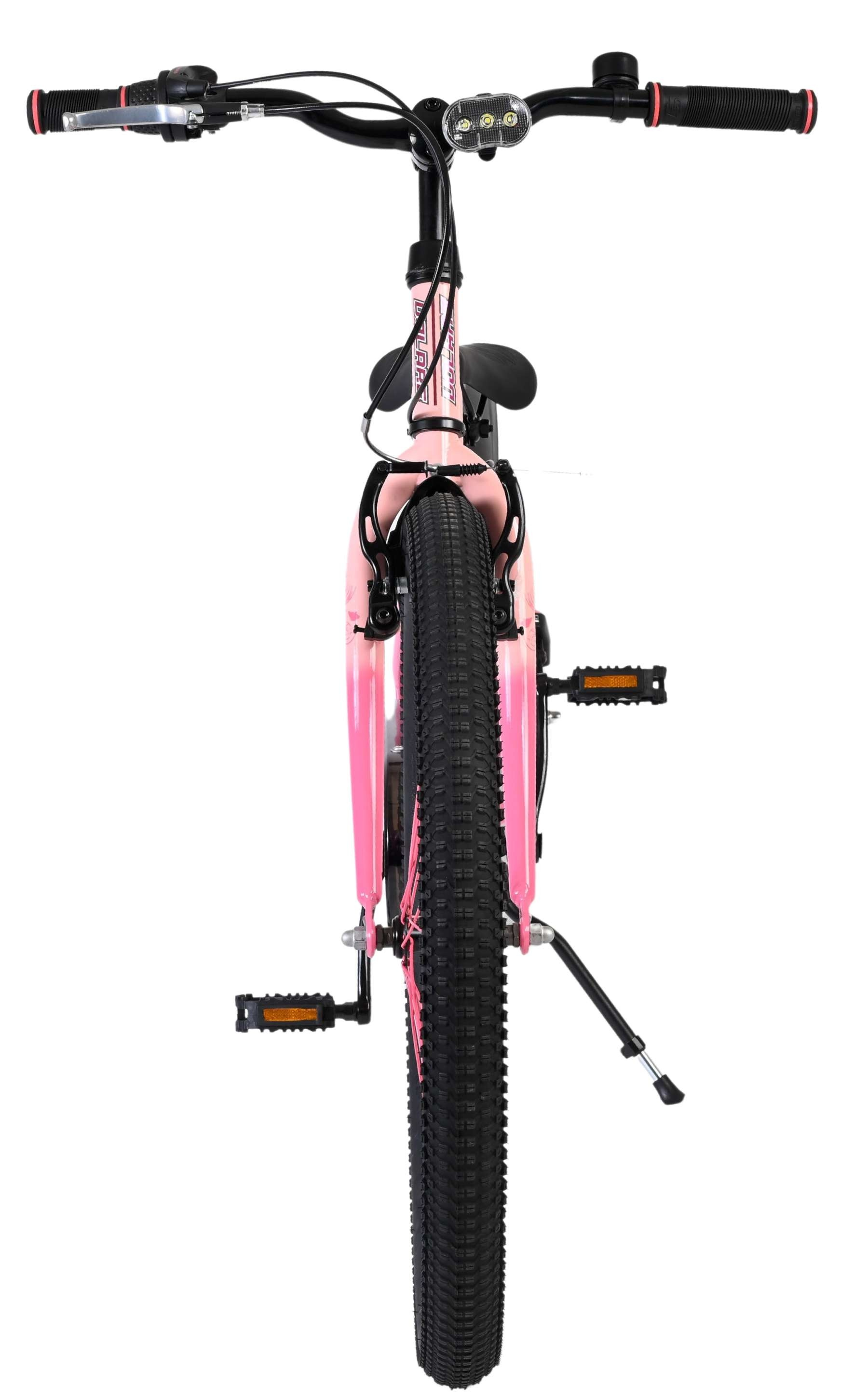 Ein pinkes Kinderfahrrad mit dickem Reifen und Reflektoren.