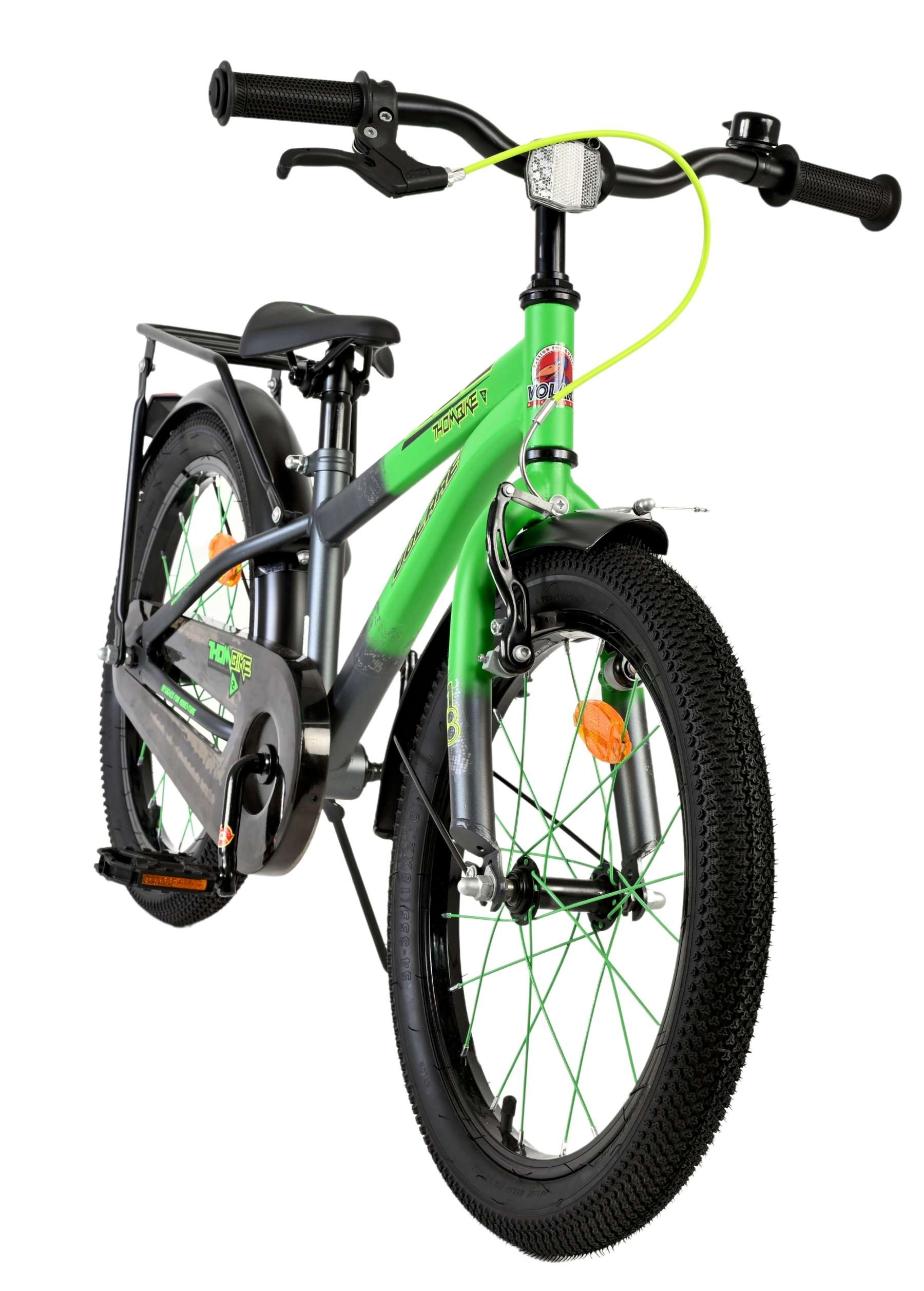 Ein grünes Kinderfahrrad mit schwarzen Reifen und Speichen.