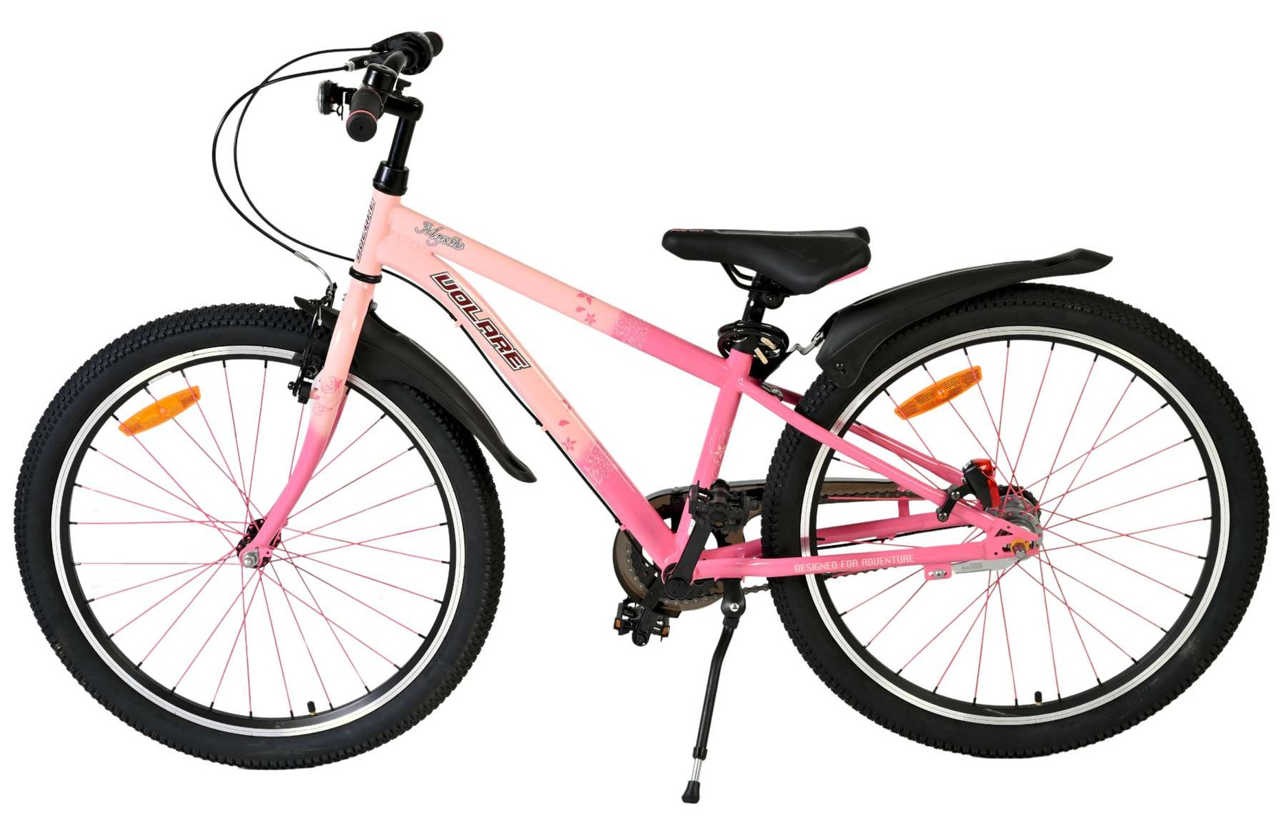 Ein rosafarbenes Fahrrad mit schwarzen Reifen und Felgen, auf weißem Hintergrund.