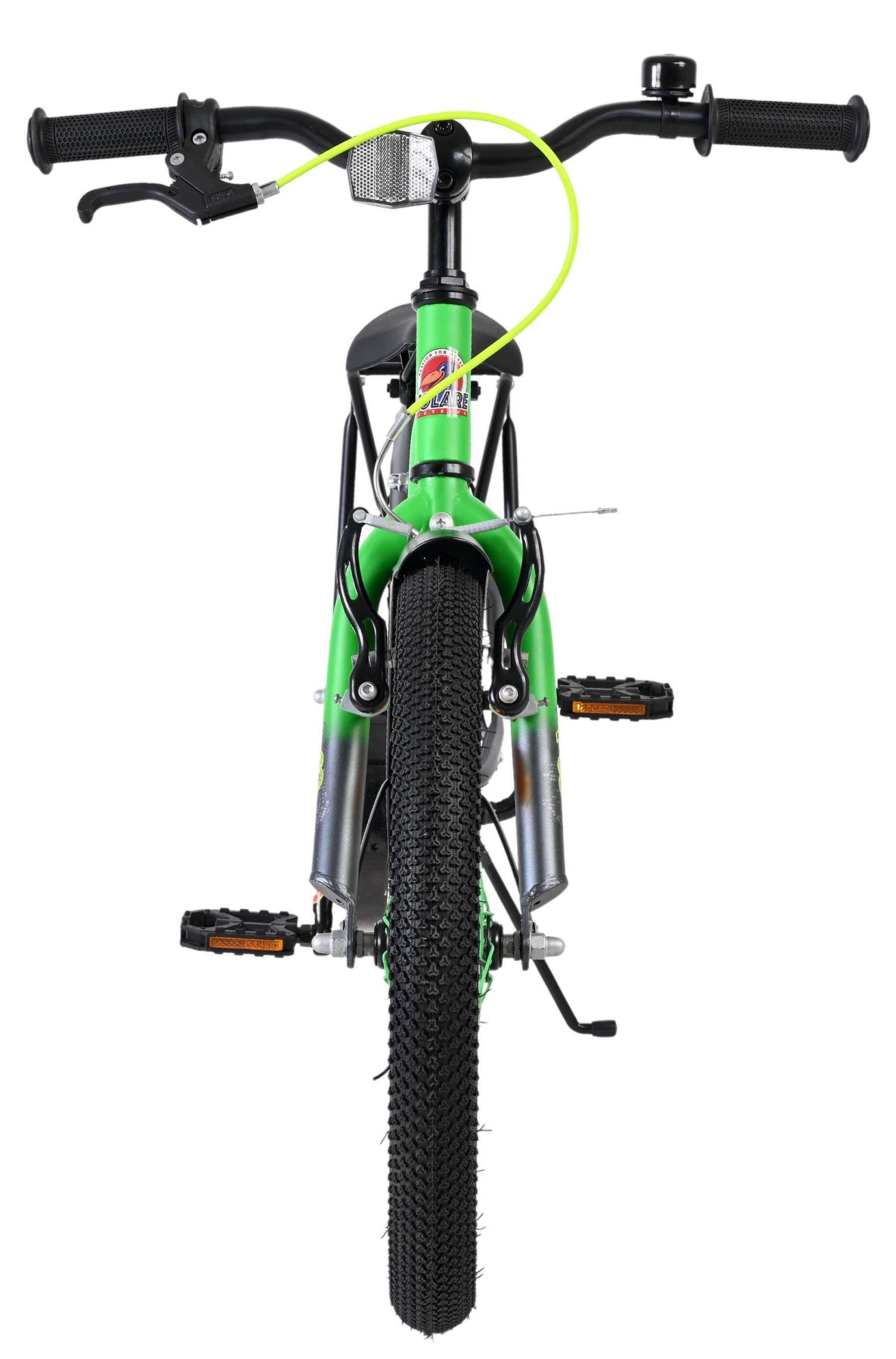 Grünes Kinderfahrrad von vorne mit breiten Reifen, Pedalen und Lenker.