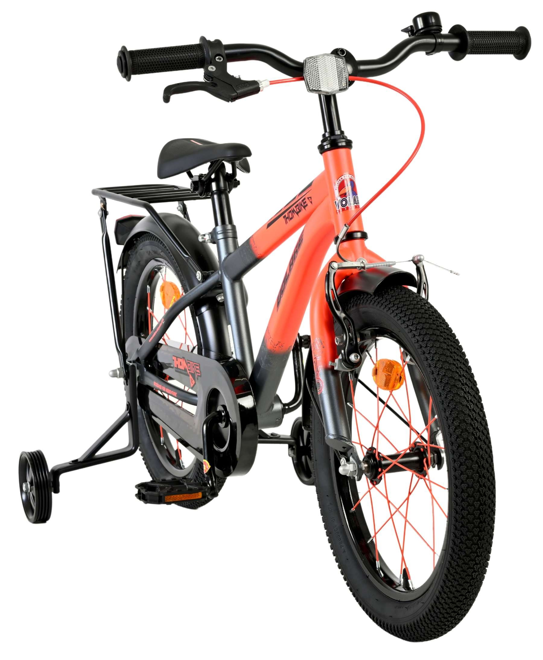 Ein orangefarbenes Kinderfahrrad mit Stützrädern und schwarzem Gepäckträger.