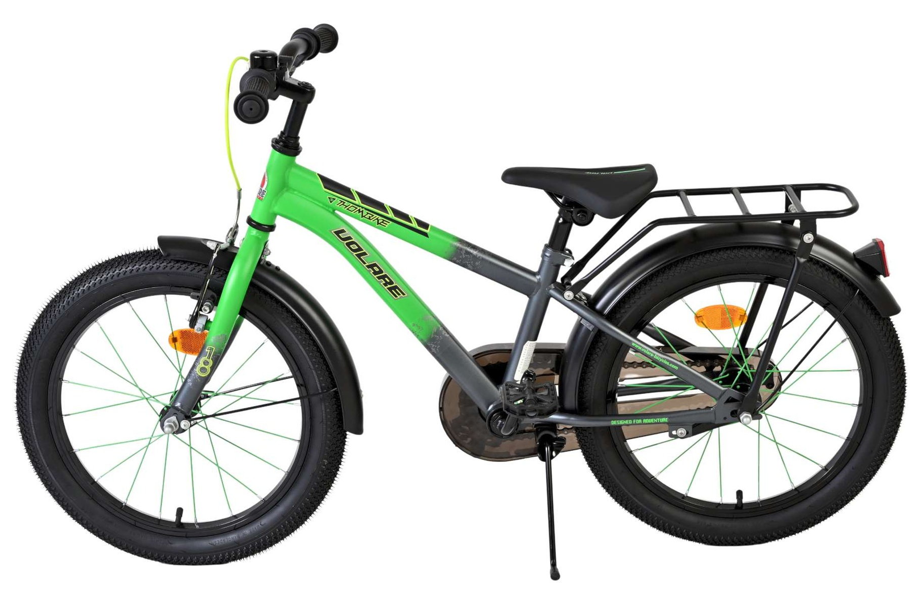 Ein grünes und graues Kinderfahrrad mit schwarzem Sattel und Gepäckträger.
