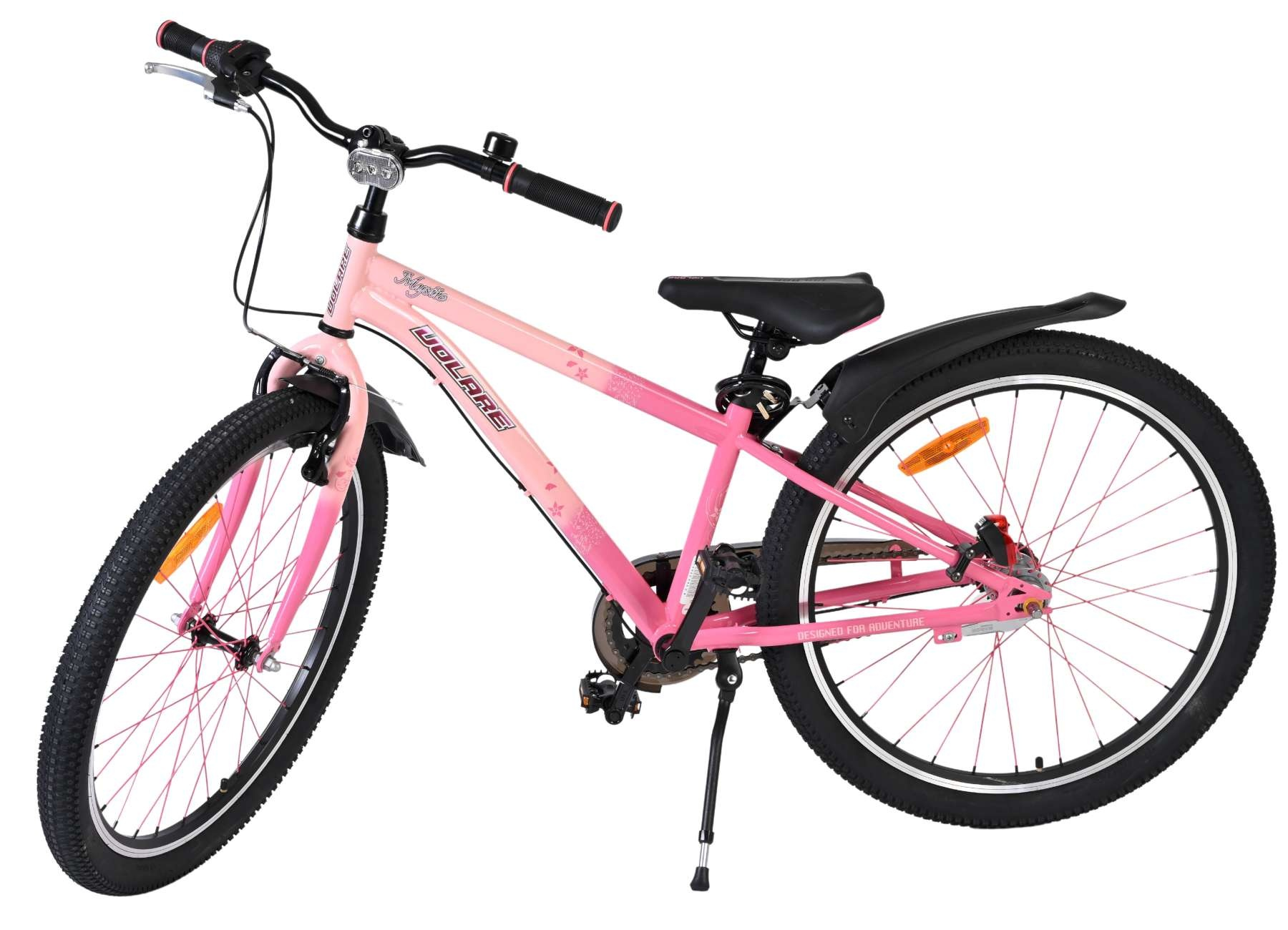 Ein rosa Fahrrad mit schwarzen Reifen, Sattel und Schutzblechen.