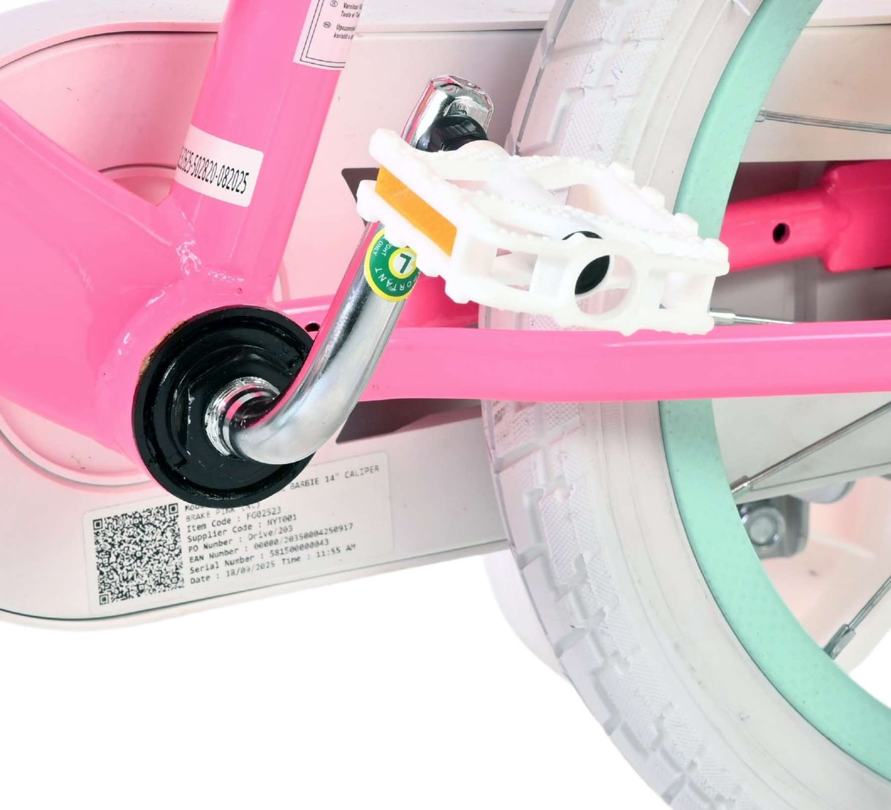 Nahaufnahme eines rosa Fahrradrahmens mit einem weißen Pedal und weißen Reifen.