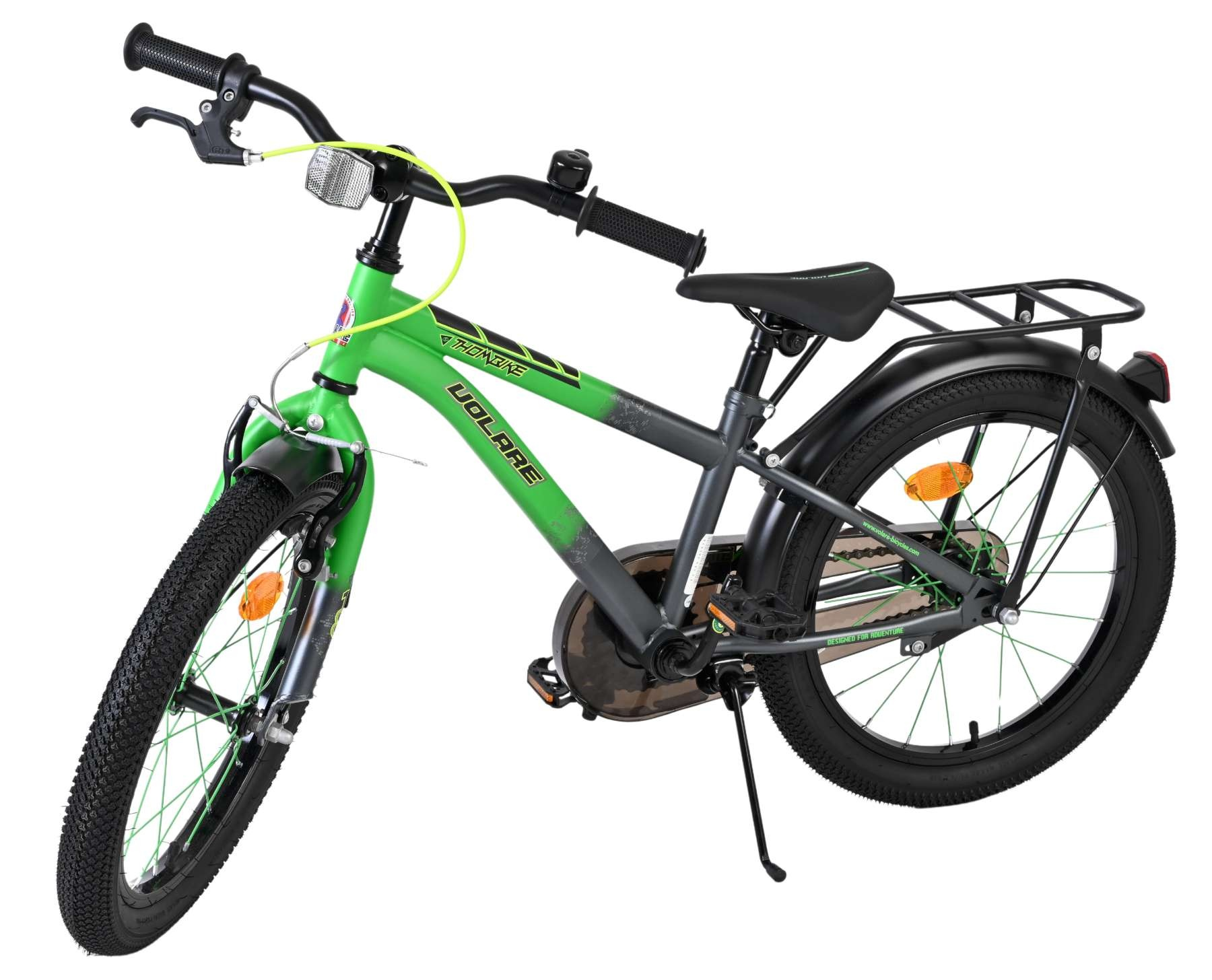 Ein grünes Kinderfahrrad mit schwarzen Reifen, Gepäckträger und Ständer.