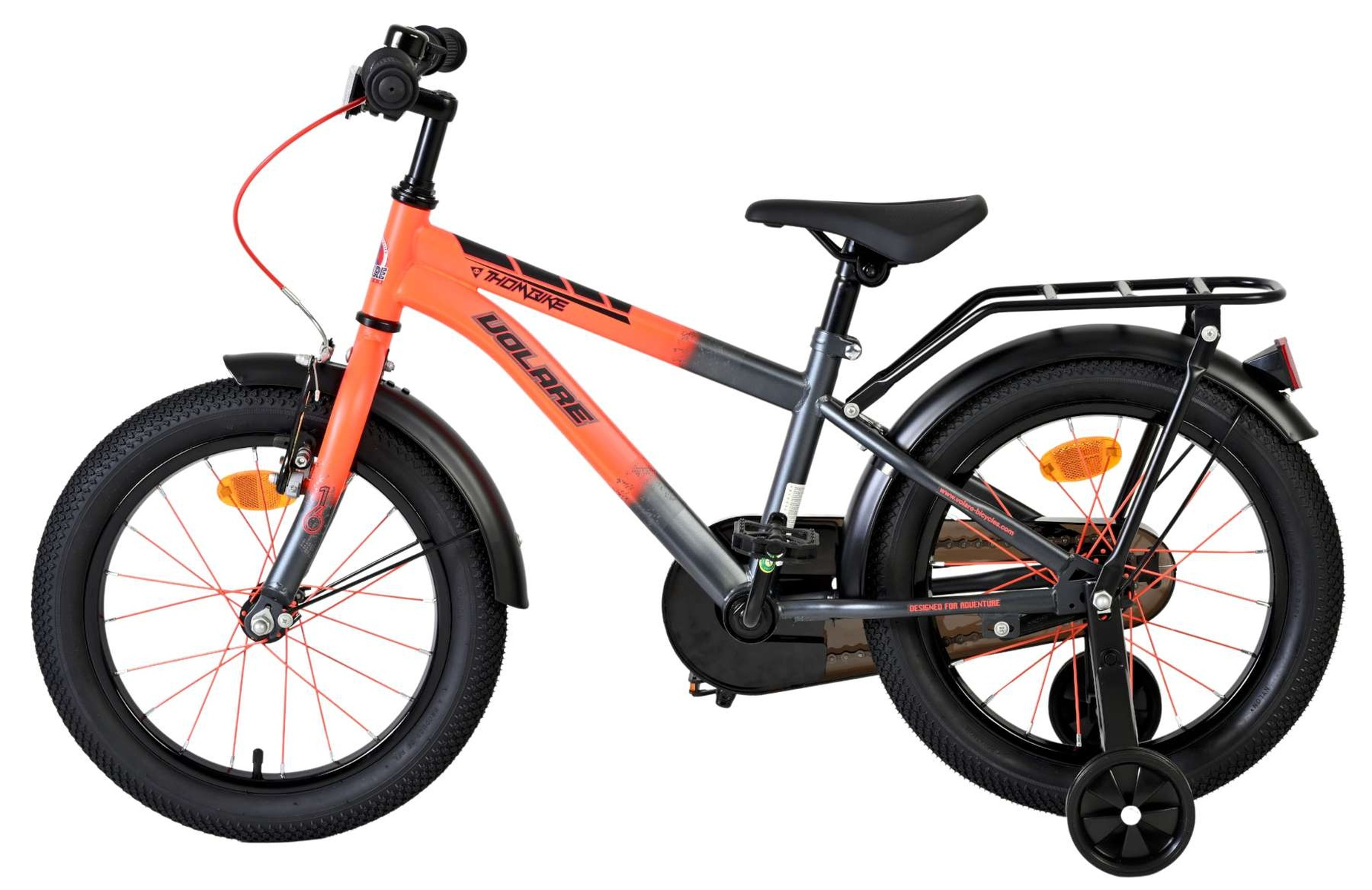 Ein orange-graues Kinderfahrrad mit Stützrädern und Gepäckträger.