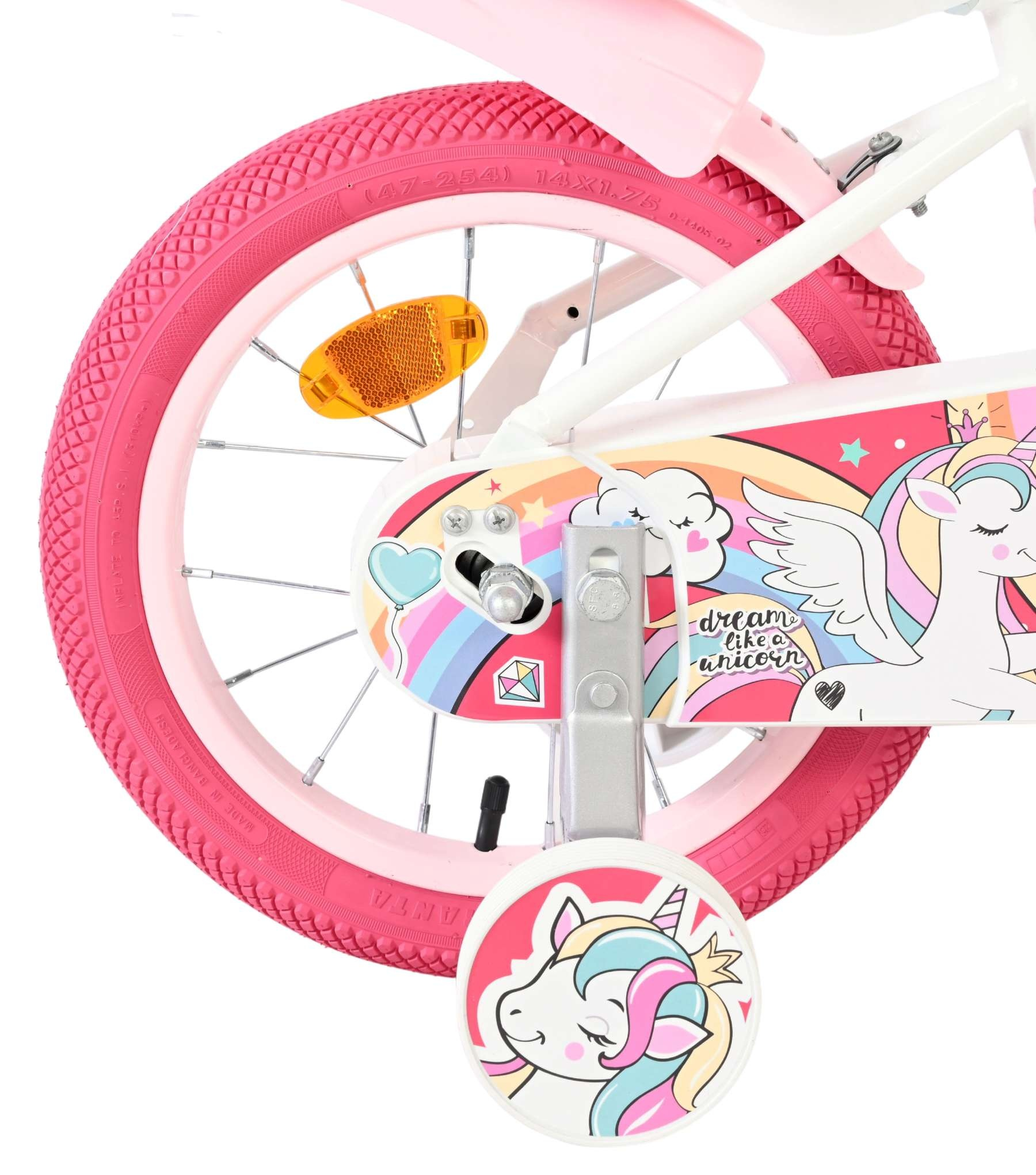 Ein rosa Fahrradrad mit Einhorn-Aufklebern, Regenbogen und Wolken.