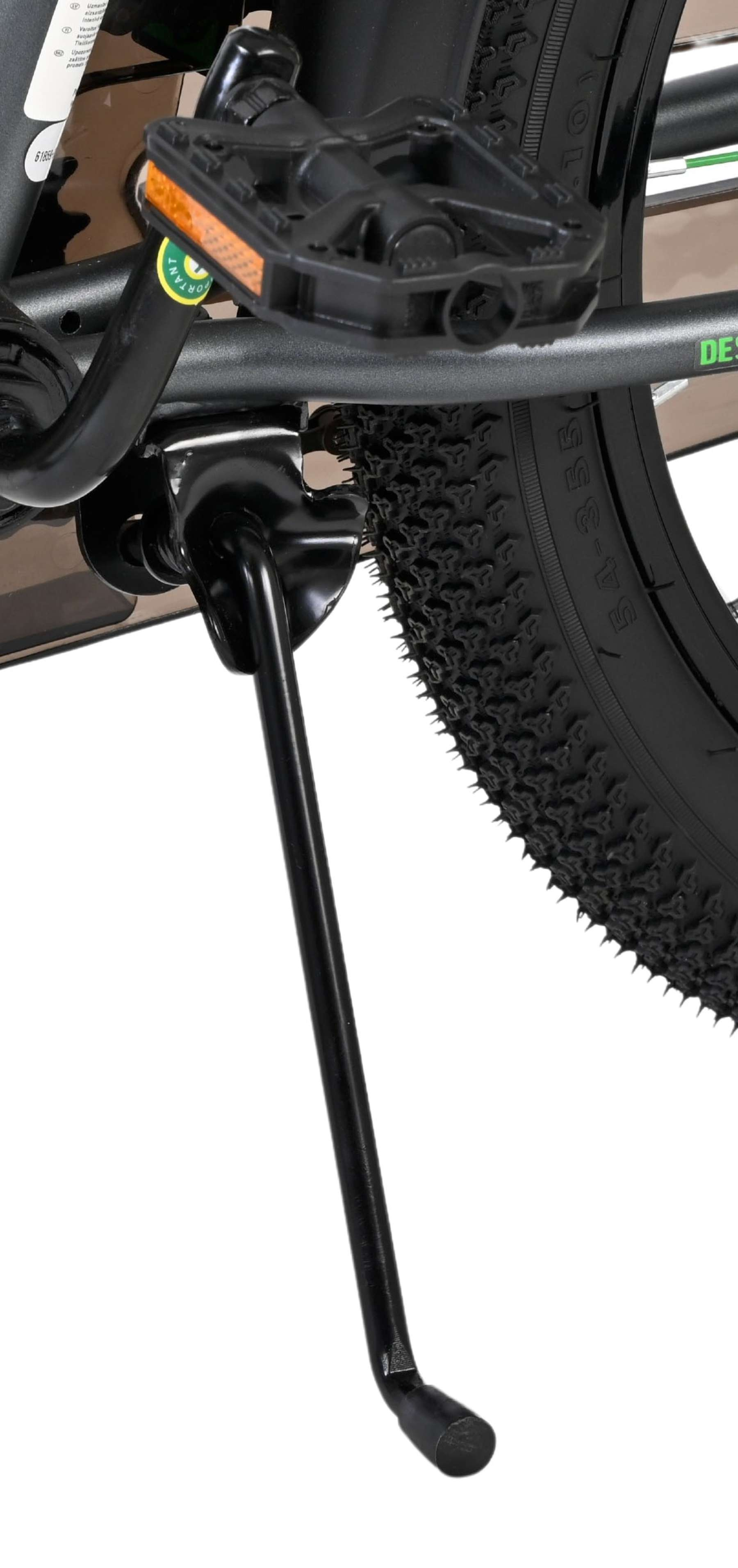 Ein schwarzer Fahrradständer ist ausgefahren und stützt ein Fahrrad. Nahaufnahme.