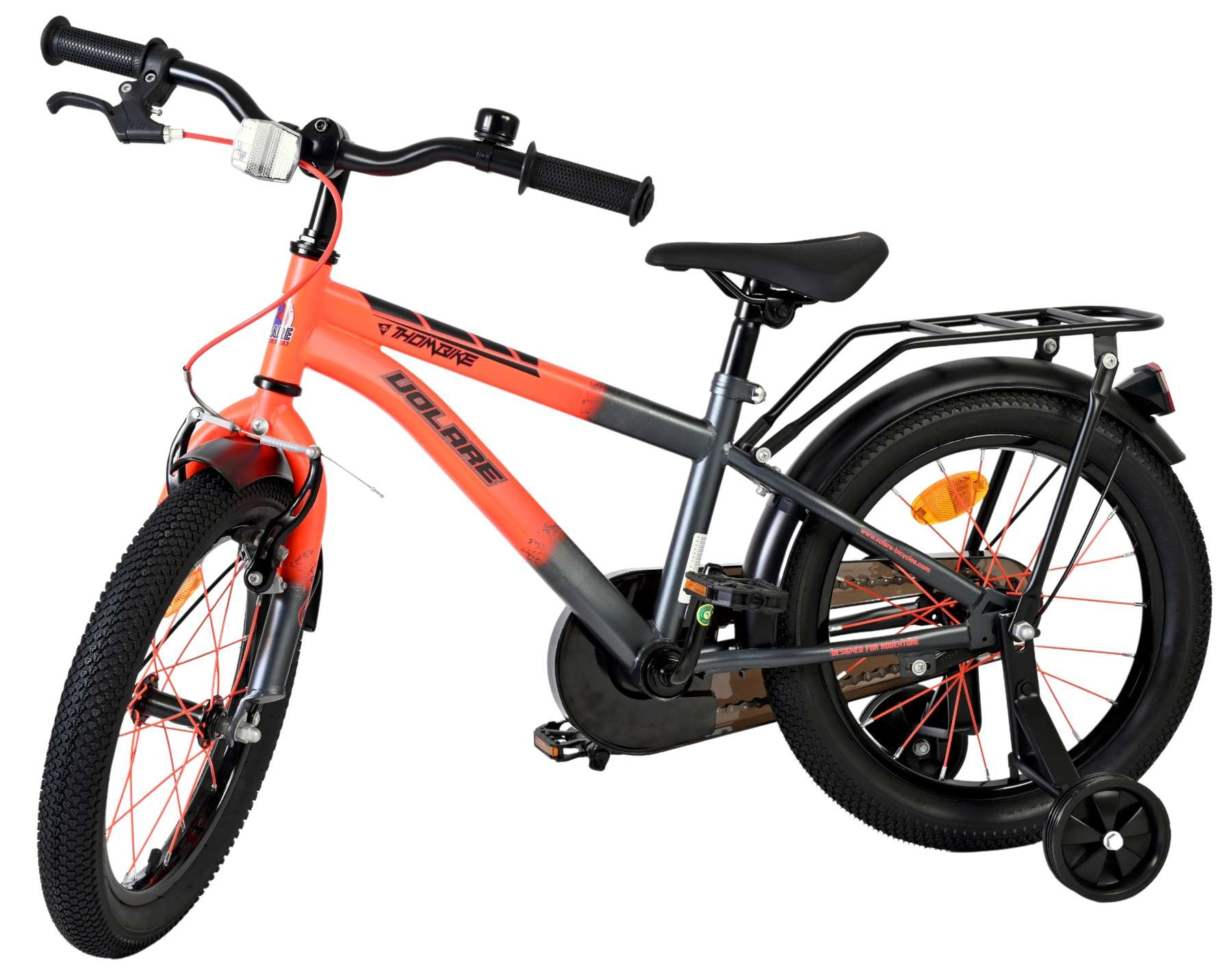 Ein rosafarbenes und graues Kinderfahrrad mit Stützrädern und Gepäckträger.