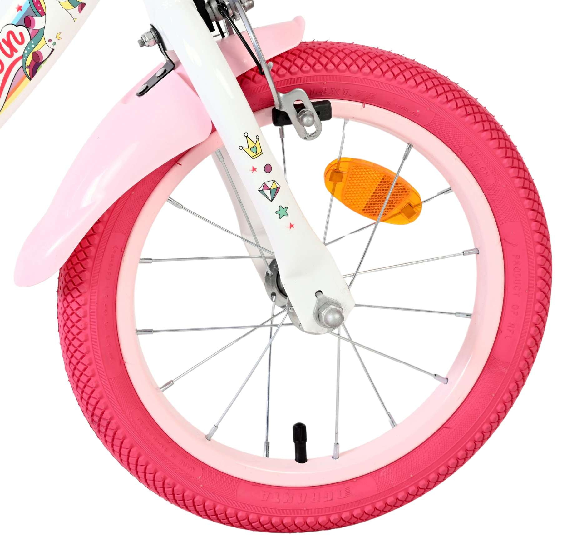 Vorderreifen eines rosa Kinderfahrrads mit Felge, Speichen und rosa Schutzblech.