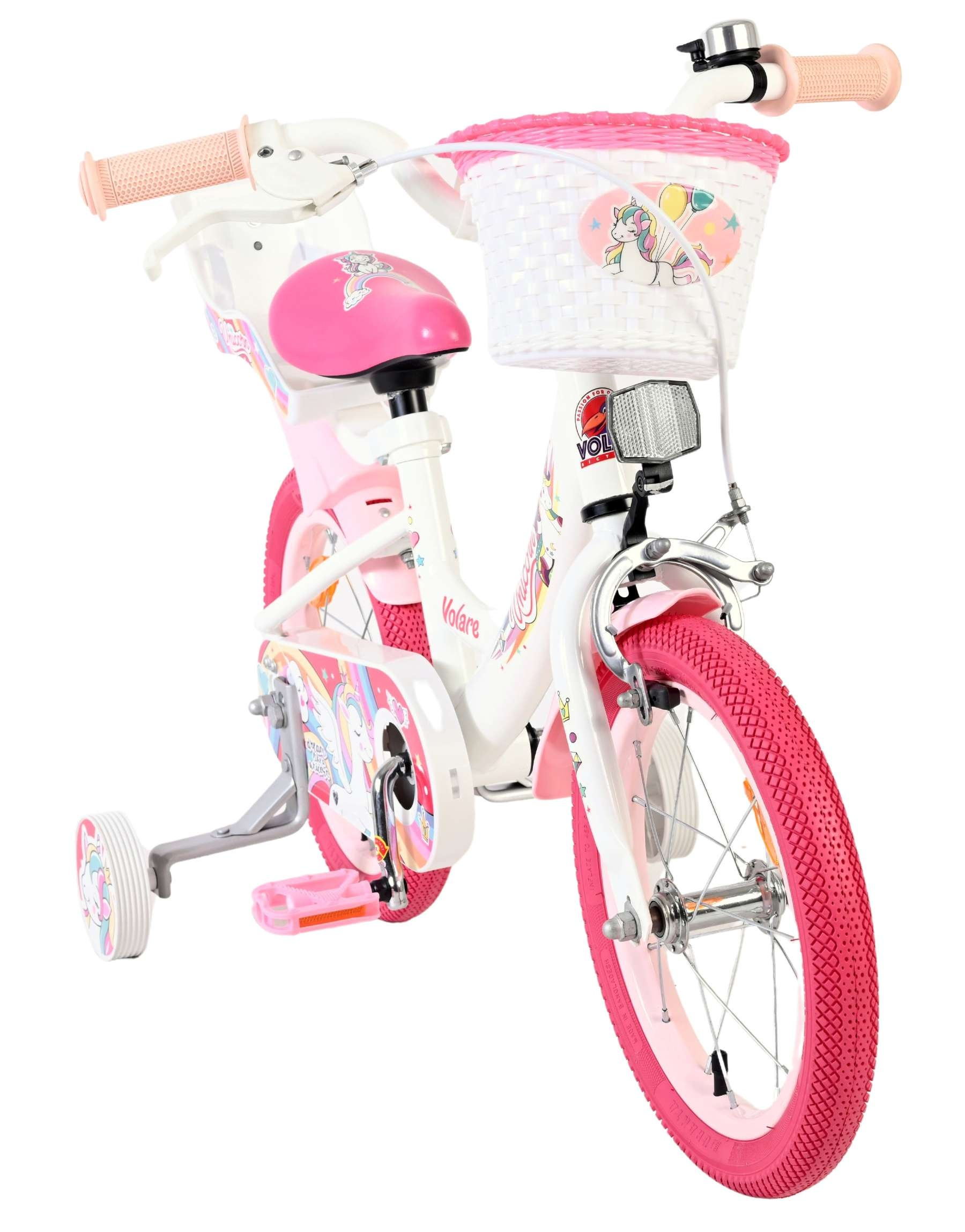 Ein weiß-pinkes Kinderfahrrad mit Einhorn-Aufklebern, einem Korb und Stützrädern.