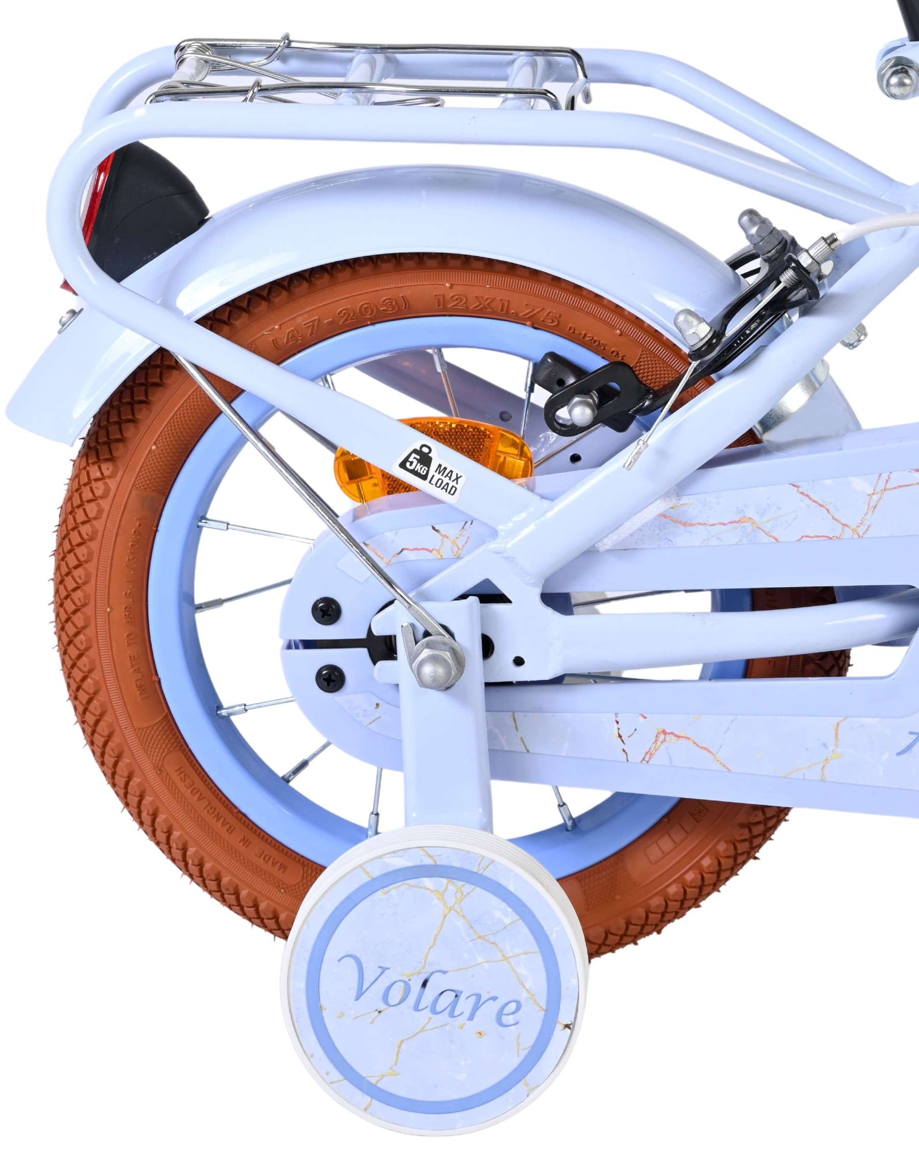 Hellblaues Kinderfahrrad mit braunen Reifen, Stützrädern und Gepäckträger.