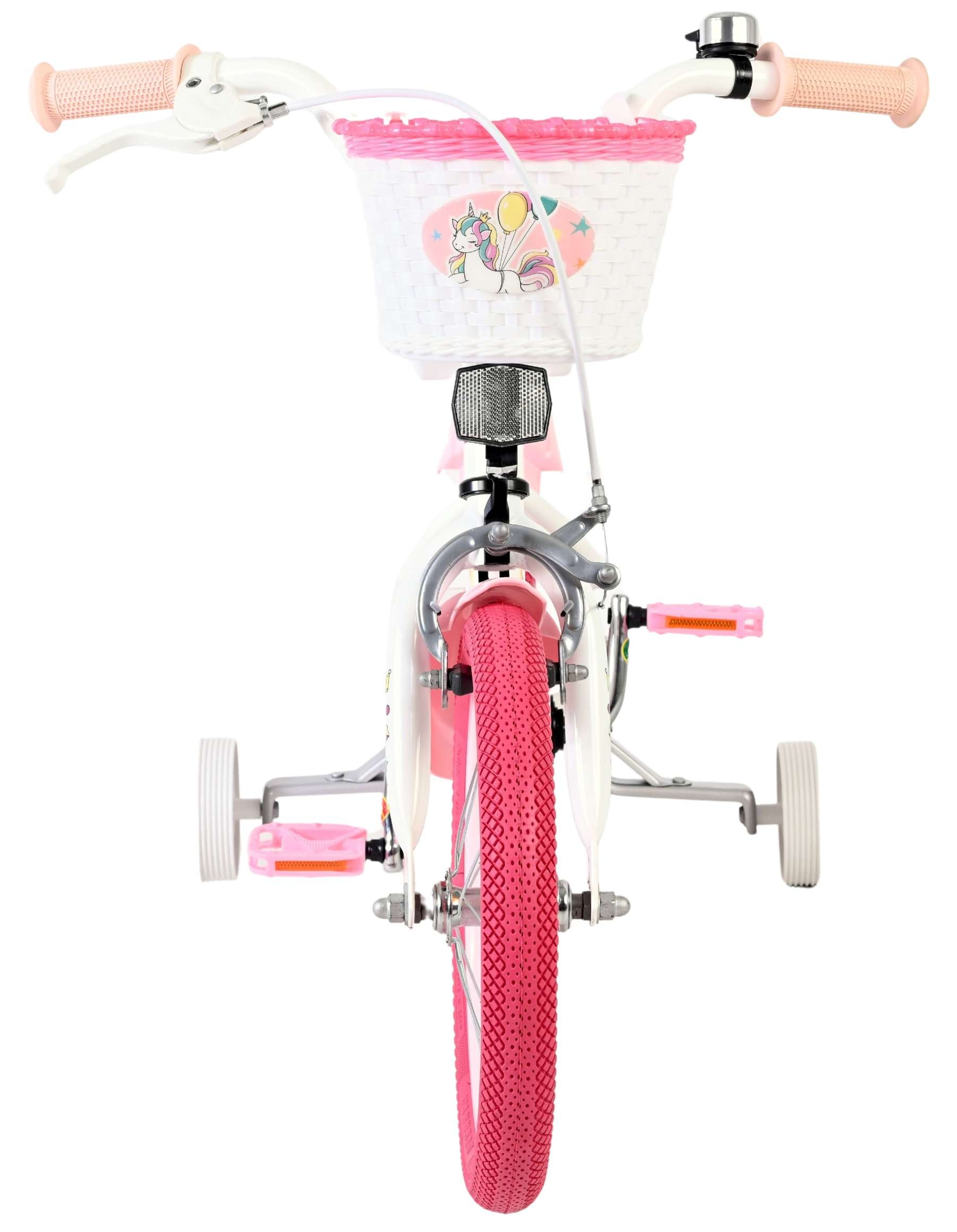 Ein weißes Kinderfahrrad mit rosa Reifen, Lenker, Klingel und einem Korb mit Einhorn-Motiv.