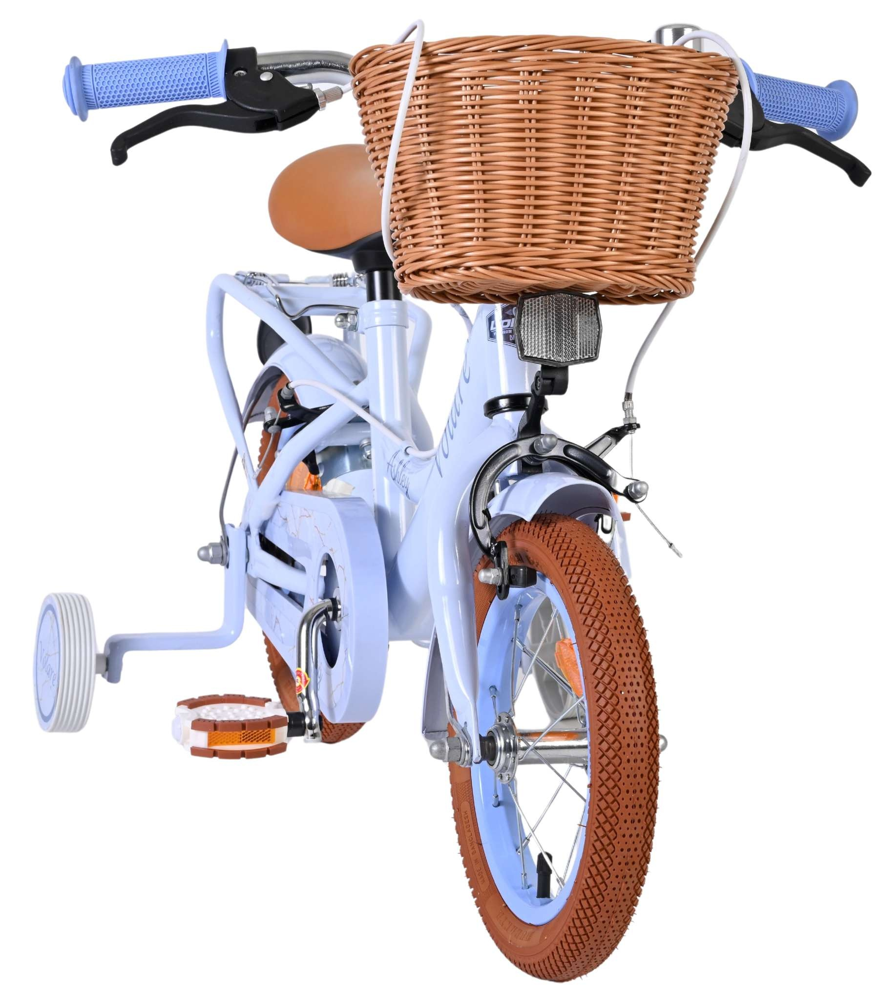 Ein hellblaues Kinderfahrrad mit braunem Korb, braunem Sattel und Stützrädern.