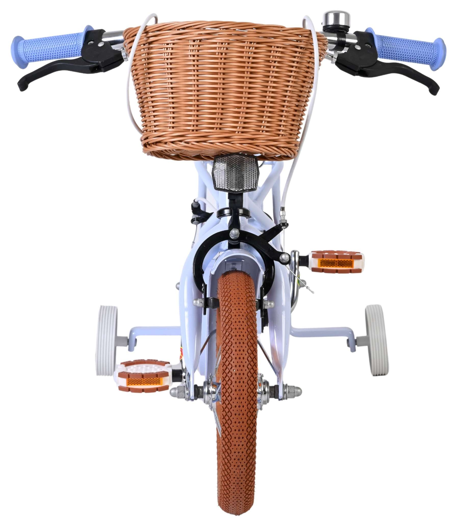 Ein hellblaues Kinderfahrrad mit braunem Korb, braunen Reifen und Stützrädern.
