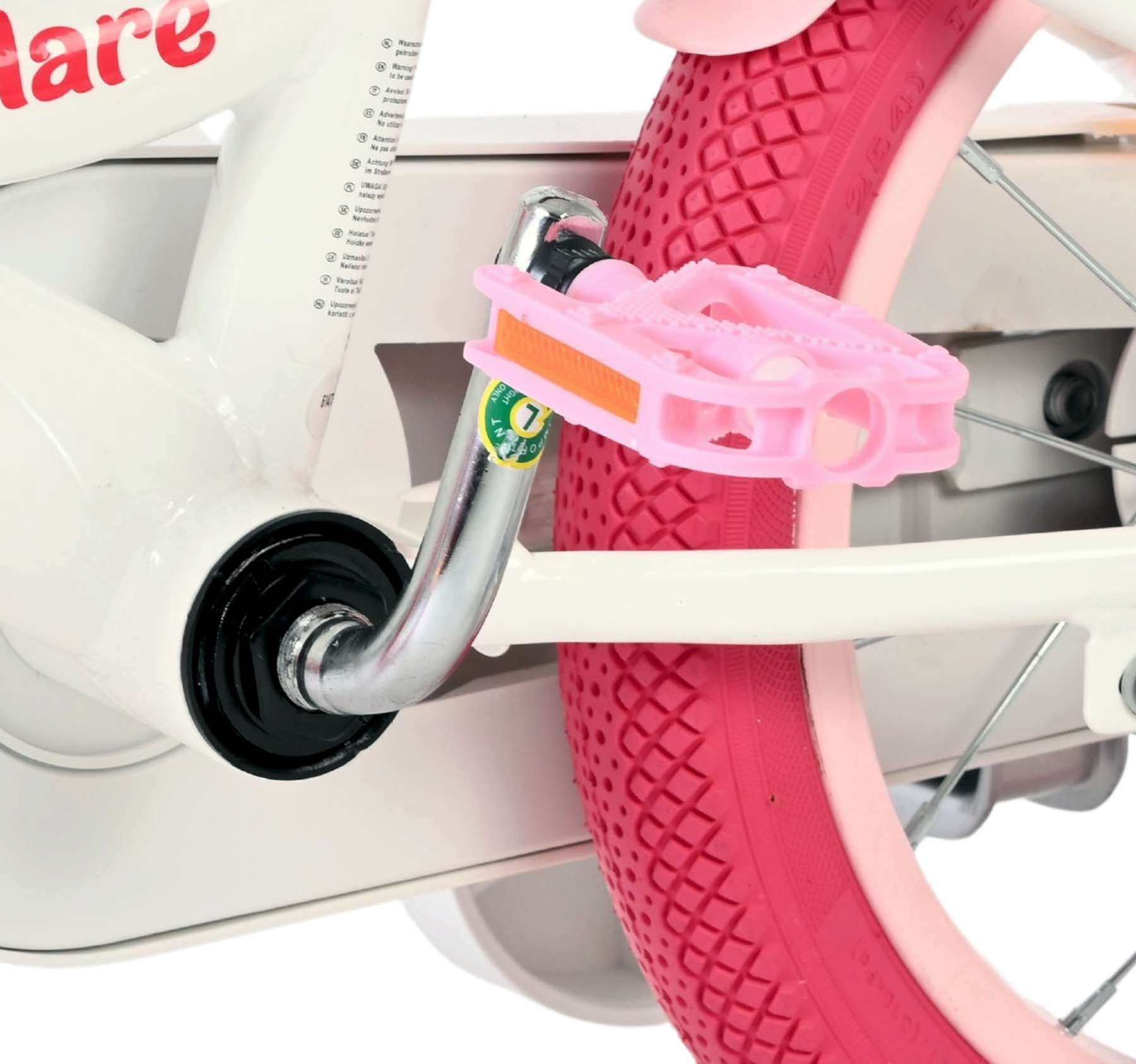 Detailaufnahme eines weißen Fahrradrahmens mit rosa Pedalen und Reifen.