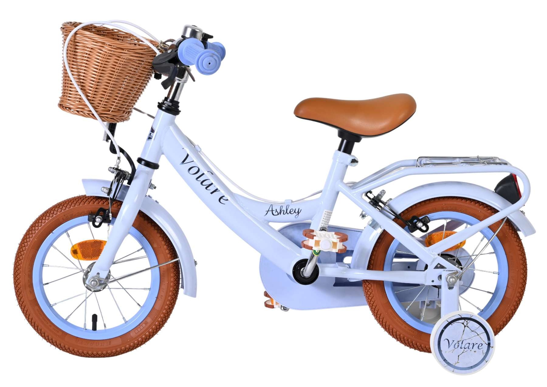 Ein hellblaues Fahrrad mit einem Weidenkorb, braunem Sattel u. Stützrädern.