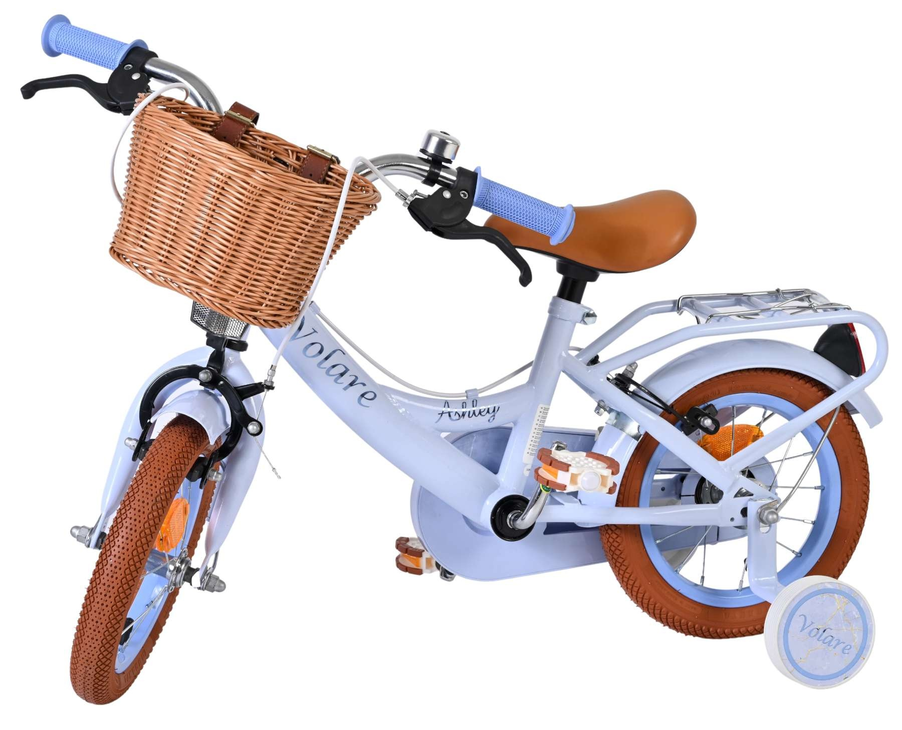 Ein hellblaues Kinderfahrrad mit braunem Korb, braunem Sattel und Stützrädern.