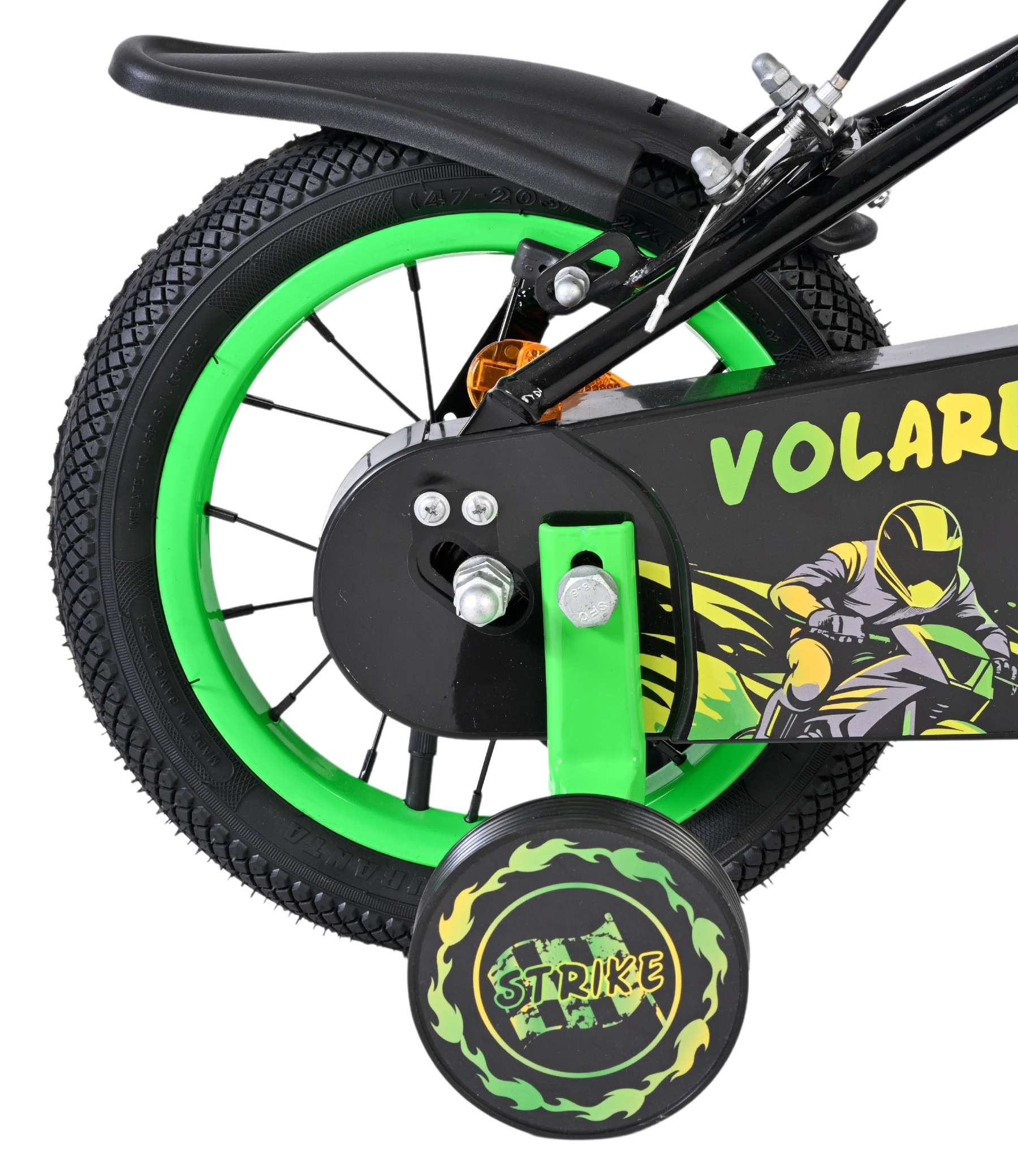 Ein Kinderfahrrad mit Stützrädern, einem grünen Felgen und Aufkleber.