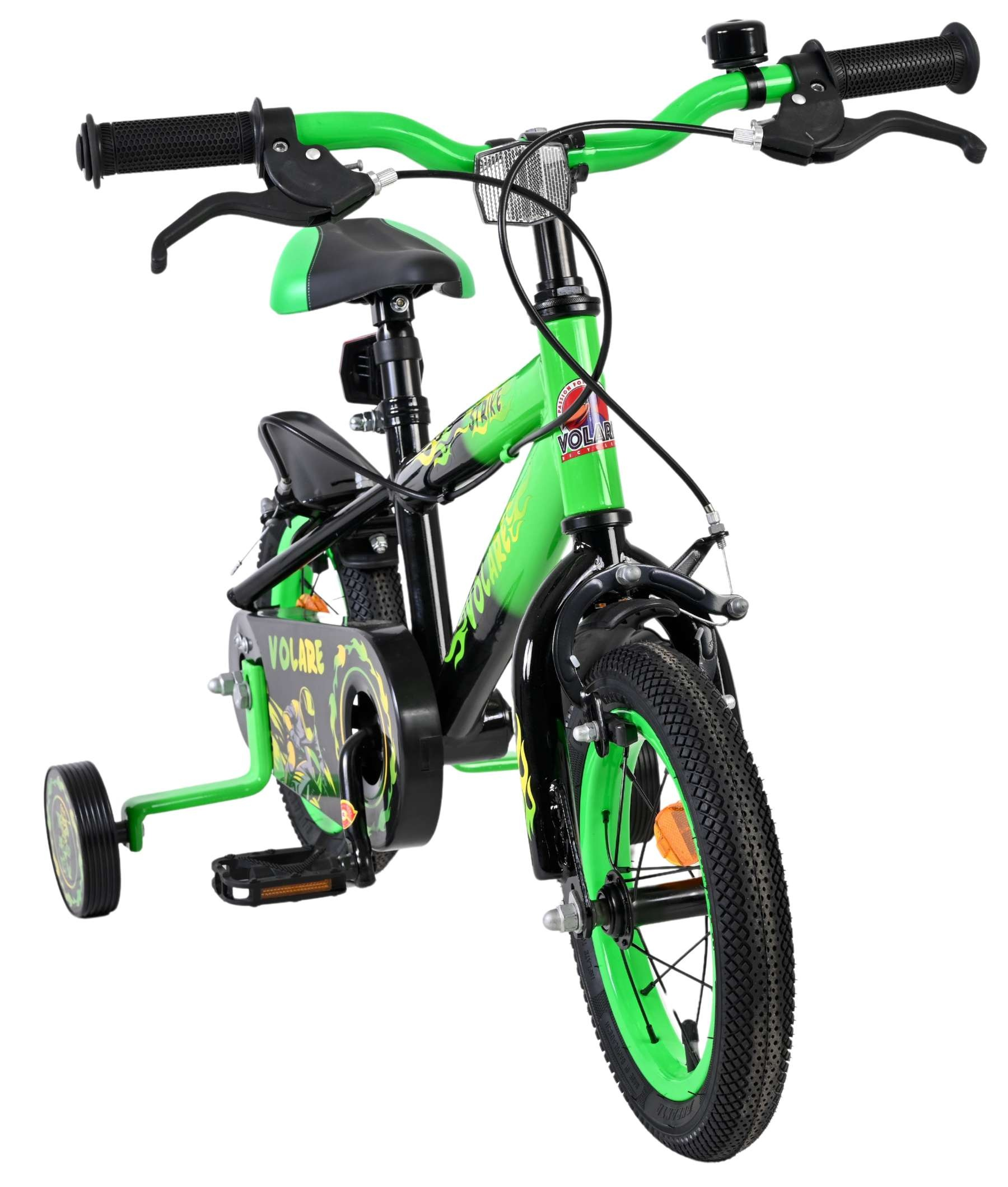 Ein grünes Kinderfahrrad mit Stützrädern, schwarzem Sattel und Griffen.