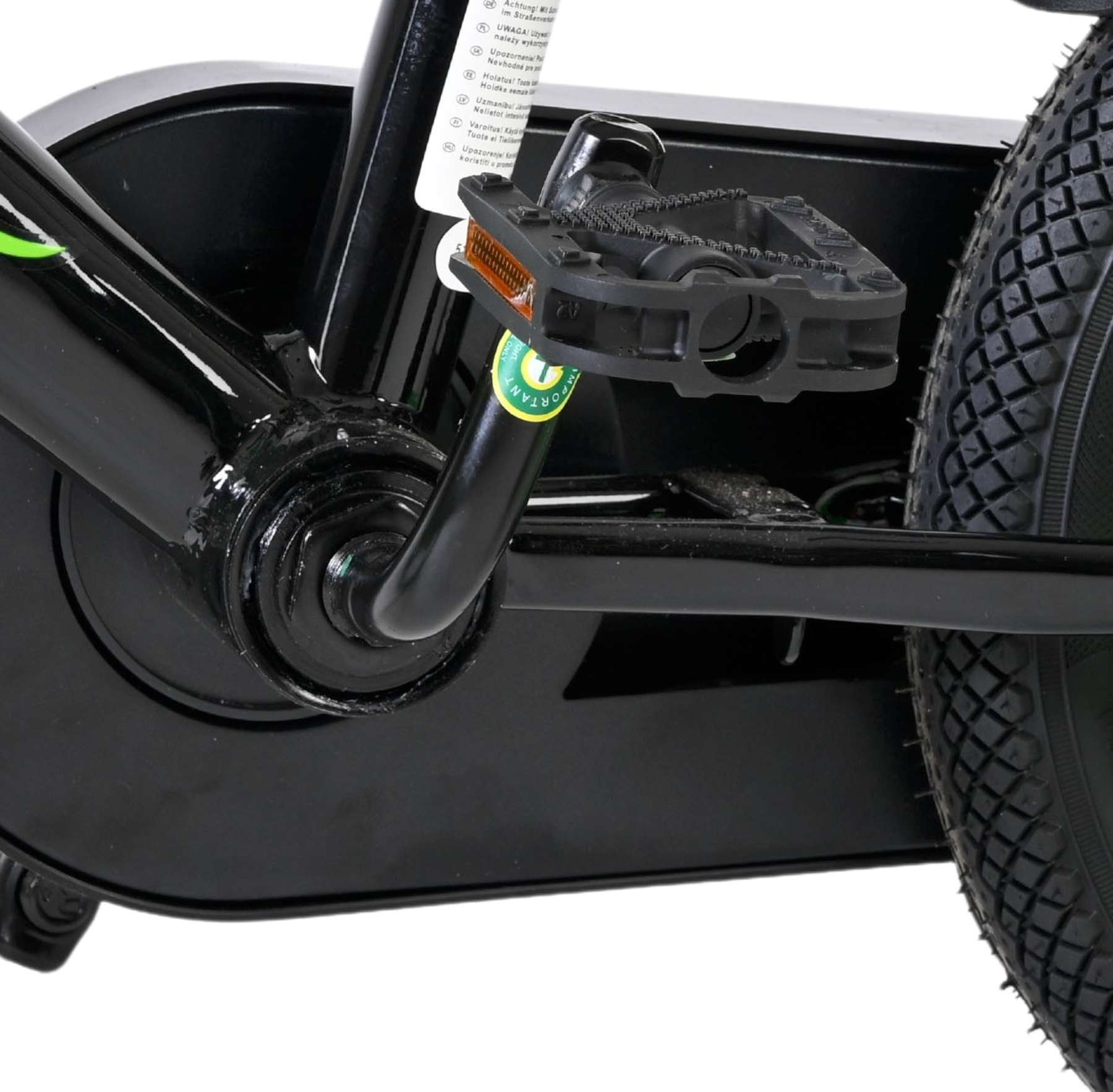 Nahaufnahme eines Fahrradpedals und eines Reifens mit schwarzem Rahmen.