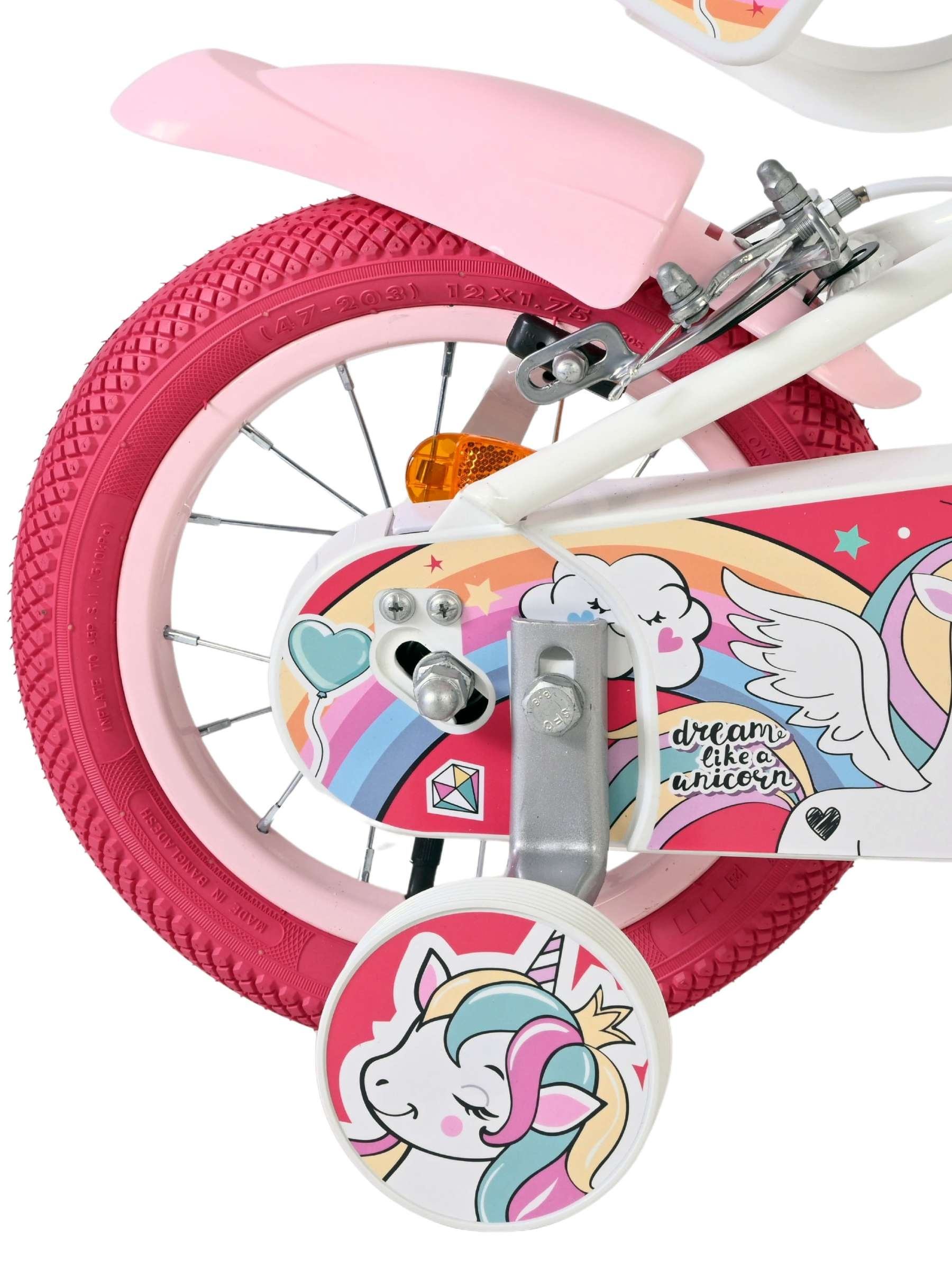 Ein rosafarbenes Kinderfahrrad mit Einhorn-Motiv und Stützrädern.