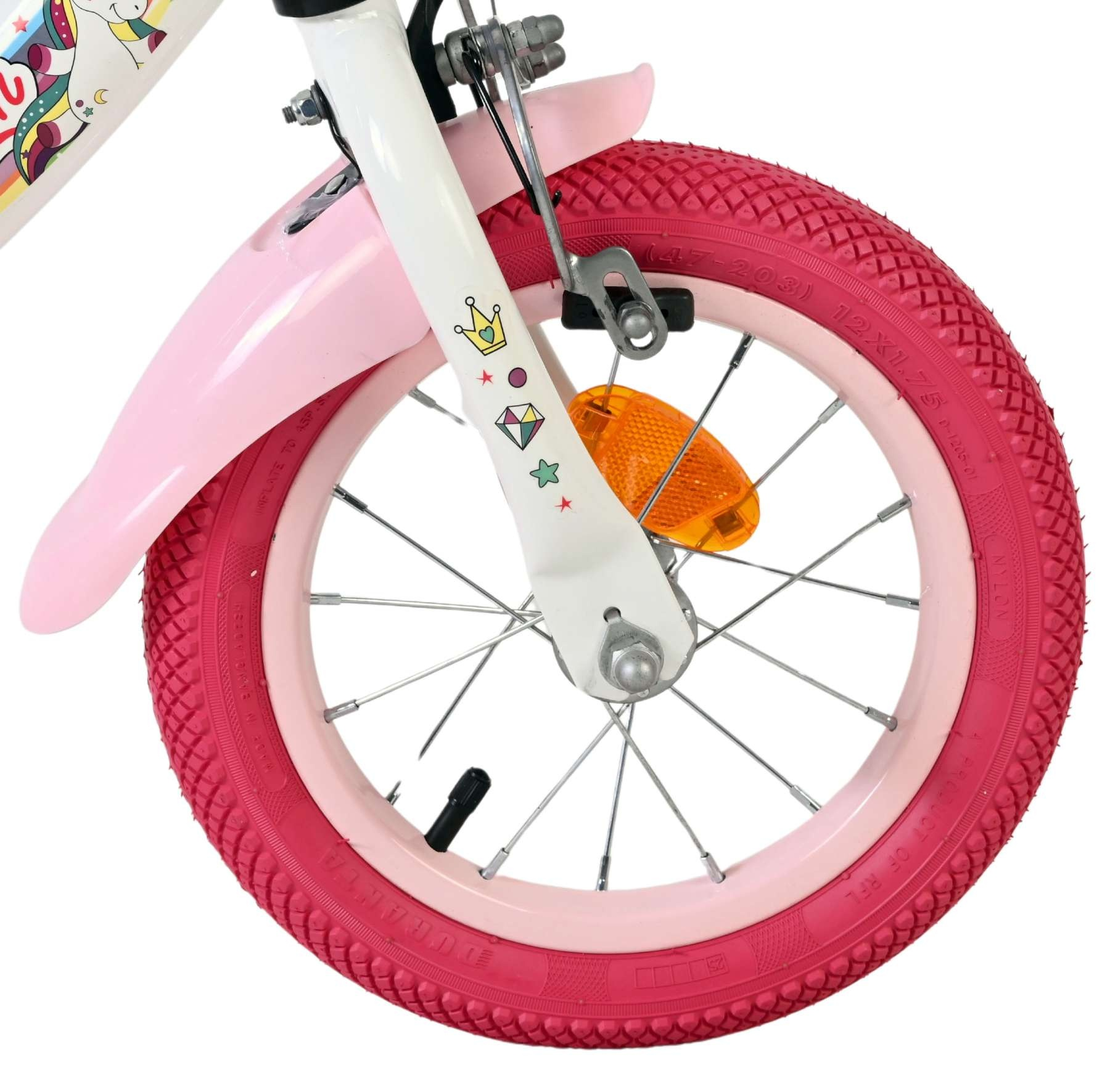 Ein weißes Fahrrad mit pinkem Schutzblech und pinkem Reifen.