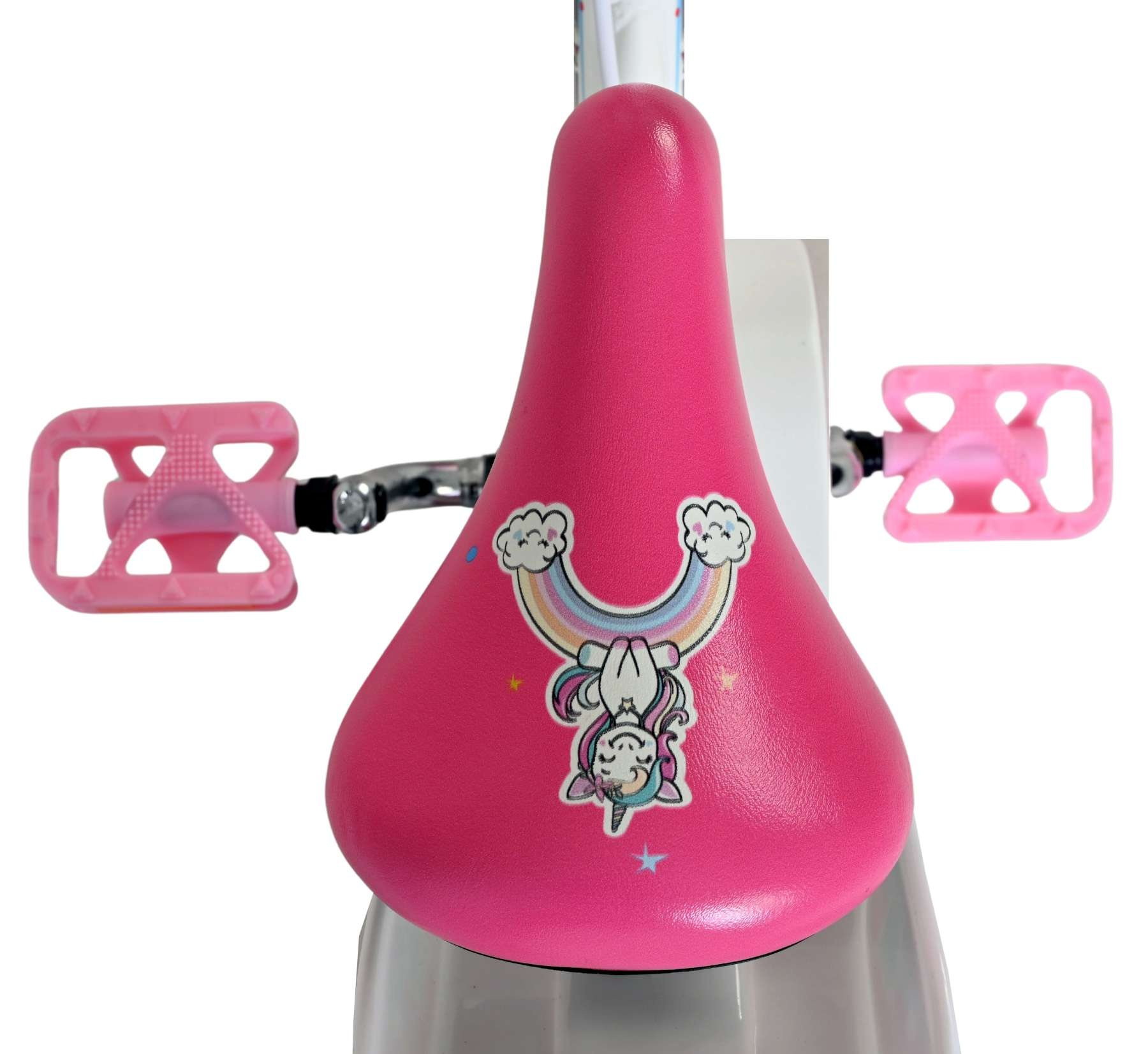 Ein pinker Fahrradsitz mit Einhorn-Aufkleber und pinken Pedalen.