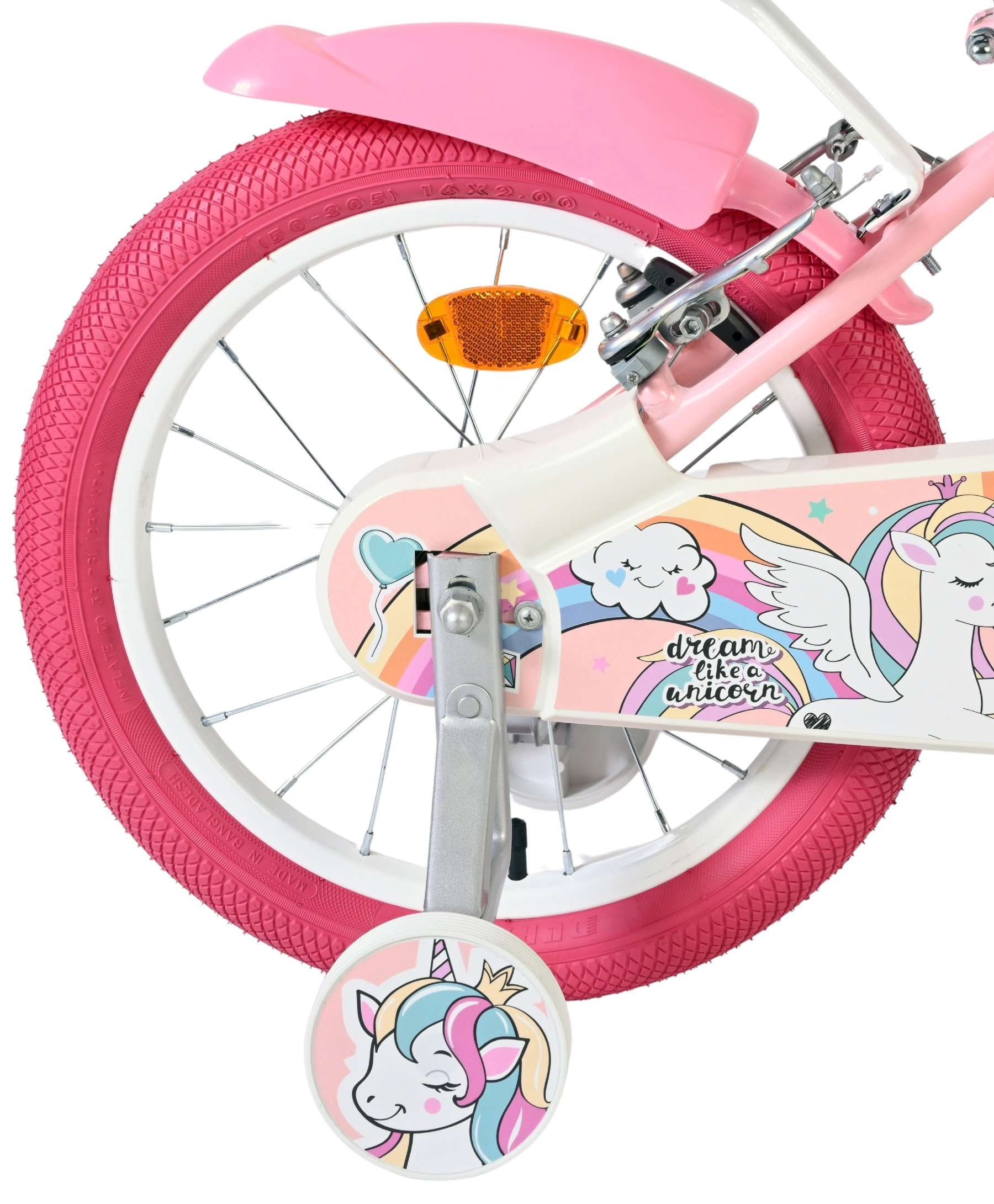 Ein pinkes Fahrrad mit Einhorn-Motiven und Stützrädern.