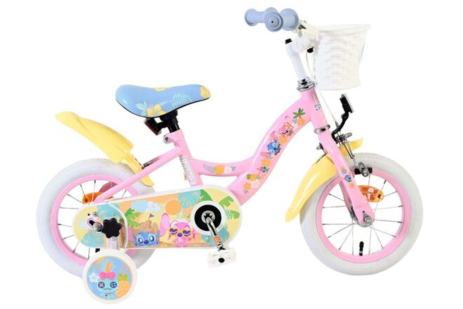 Ein pinkes Kinderfahrrad mit Stützrädern, einem weißen Korb und Stitch-Motiven.