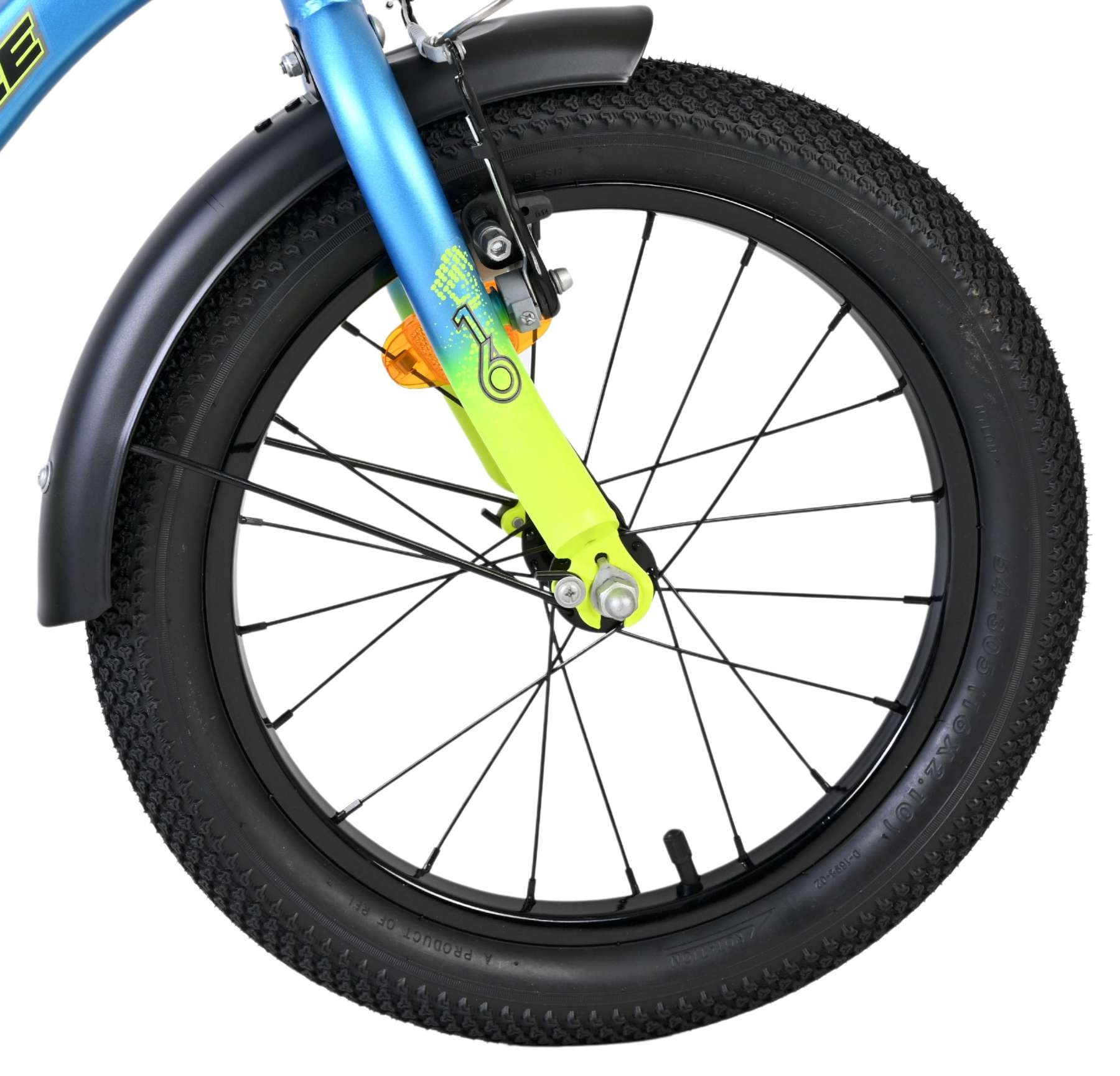 Fahrradvorderad mit blau-grünem Gabelrohr und schwarzem Schutzblech.