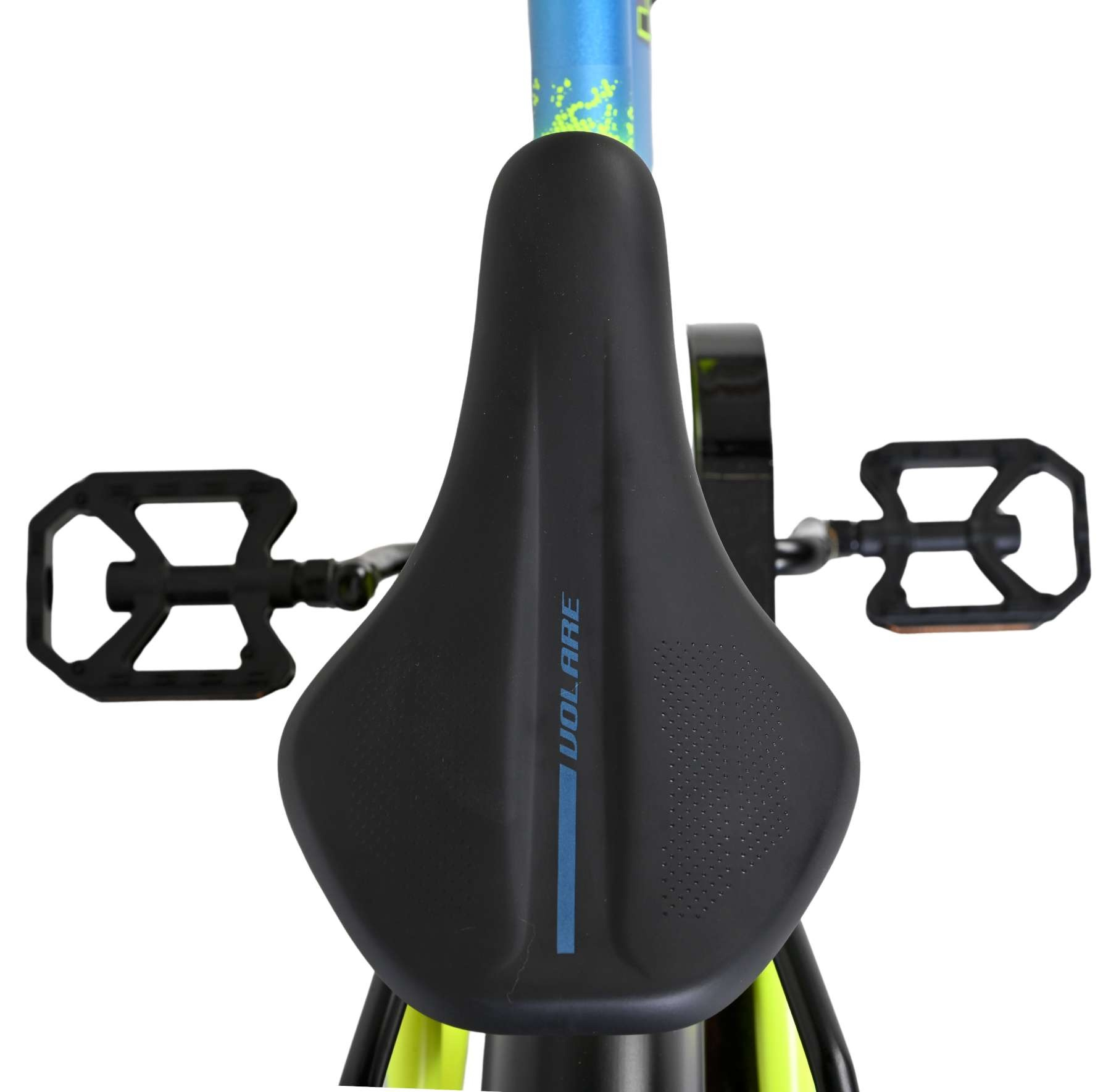 Schwarzer Fahrradsattel mit blauem Streifen und "VOLARE" Schriftzug, daneben Pedale.