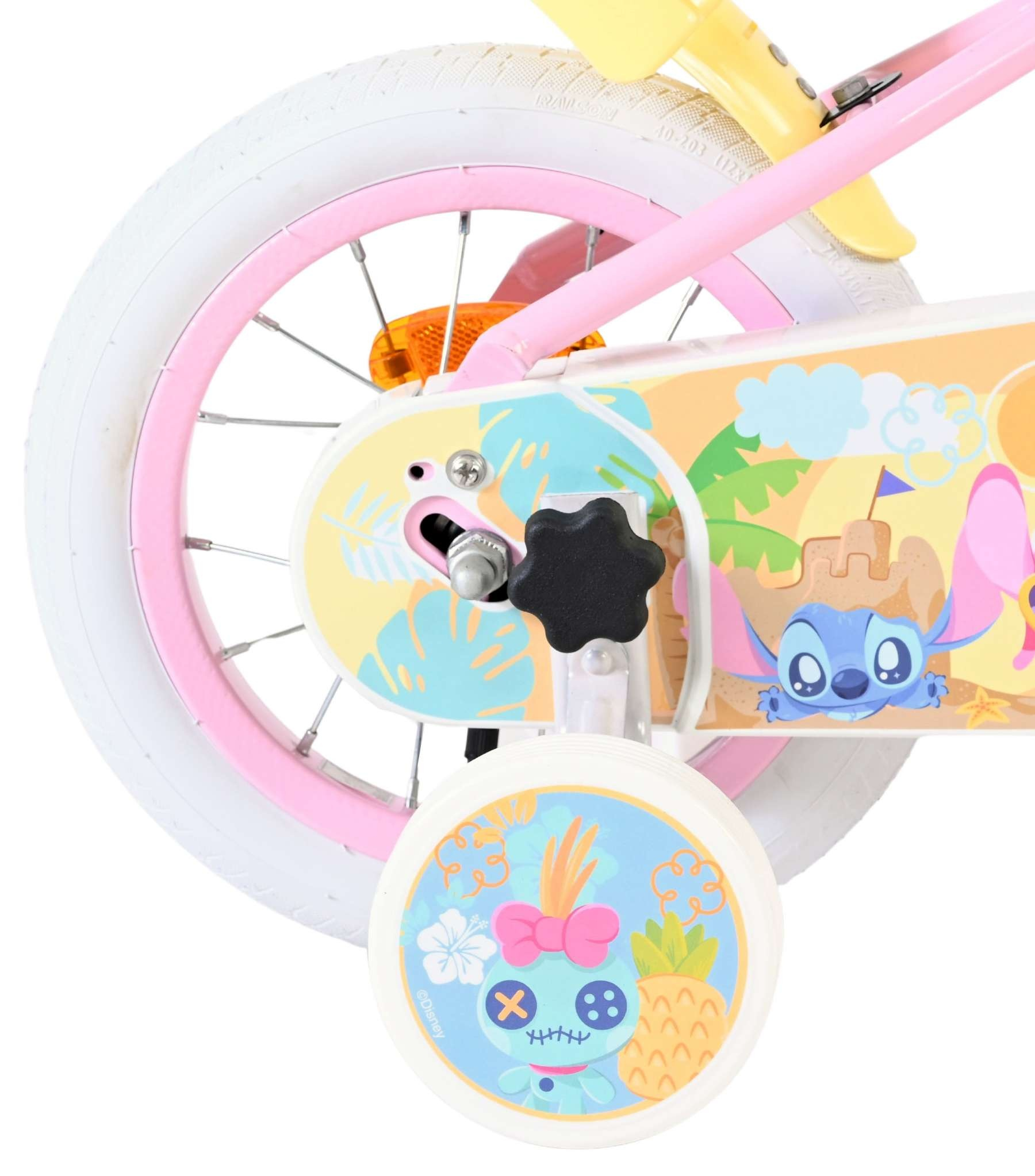 Ein Kinderfahrrad mit Stitch-Motiv, rosa Rahmen, Stützrädern und Strandmotiv-Aufkleber.
