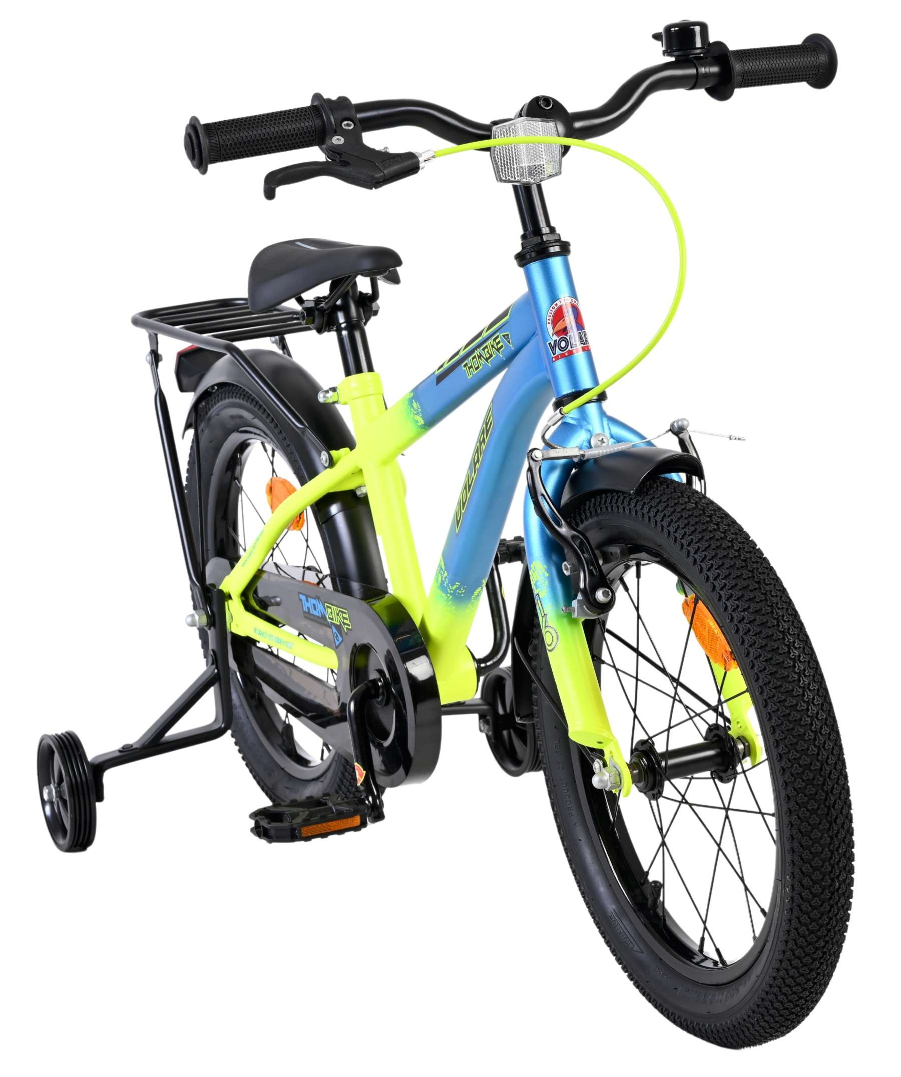 Blau-gelbes Kinderfahrrad mit Stützrädern, Gepäckträger und Klingel.