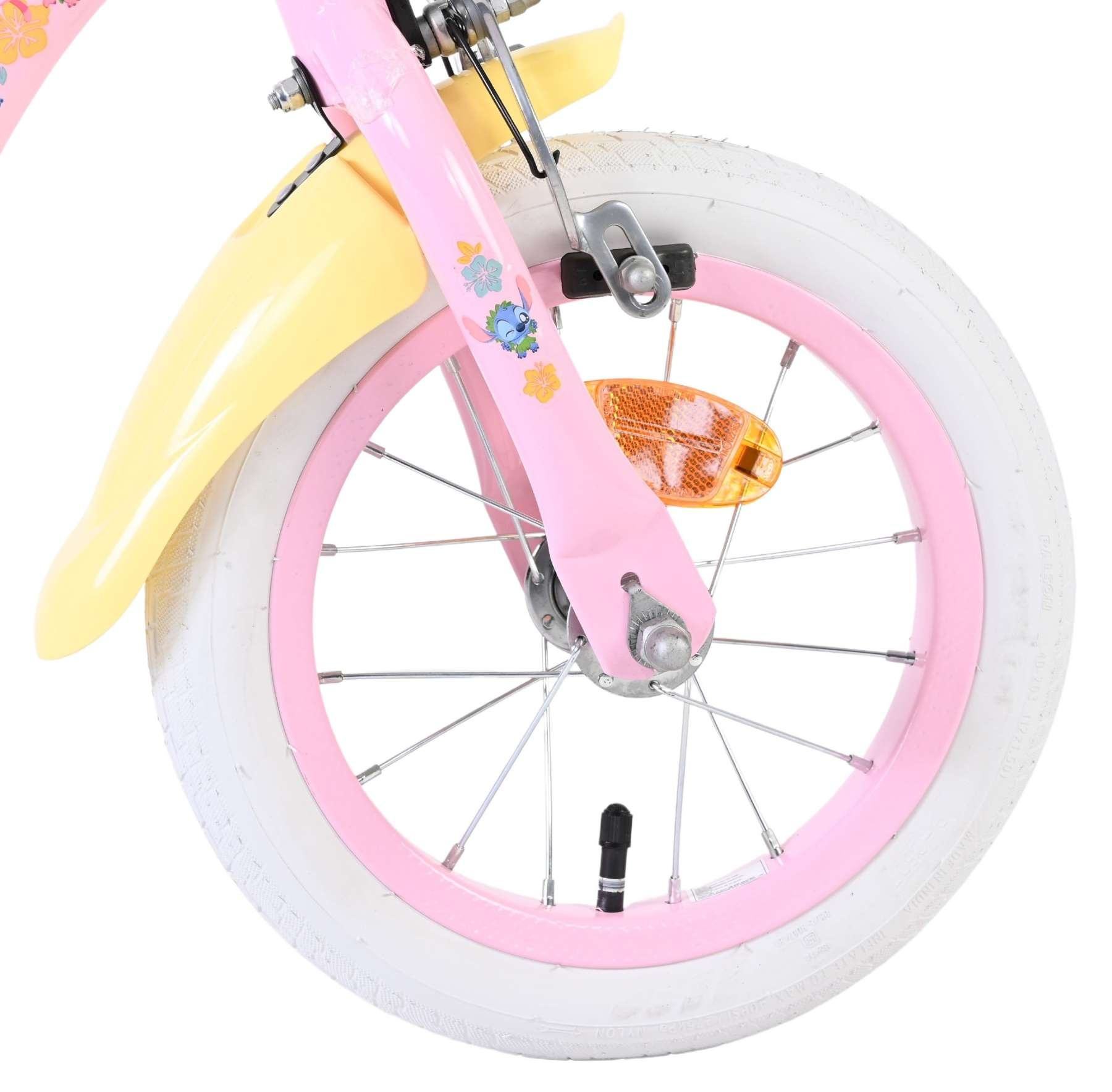 Nahaufnahme eines rosa Fahrradrads mit weißem Reifen, gelbem Schutzblech und Stitch-Aufkleber.