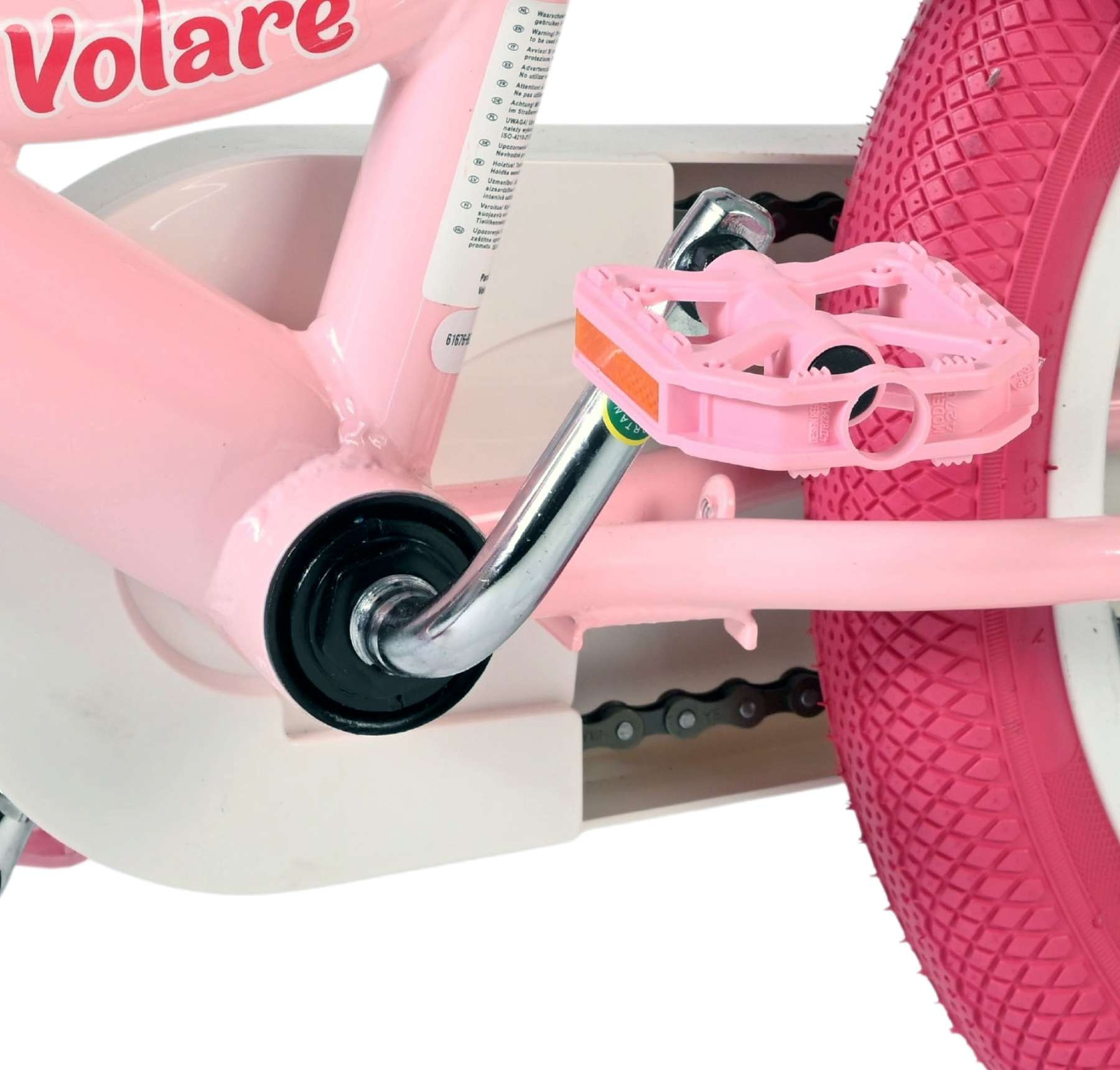 Nahaufnahme einer rosa Kinderfahrrad-Kurbel, Pedale und Rad mit Kette.
