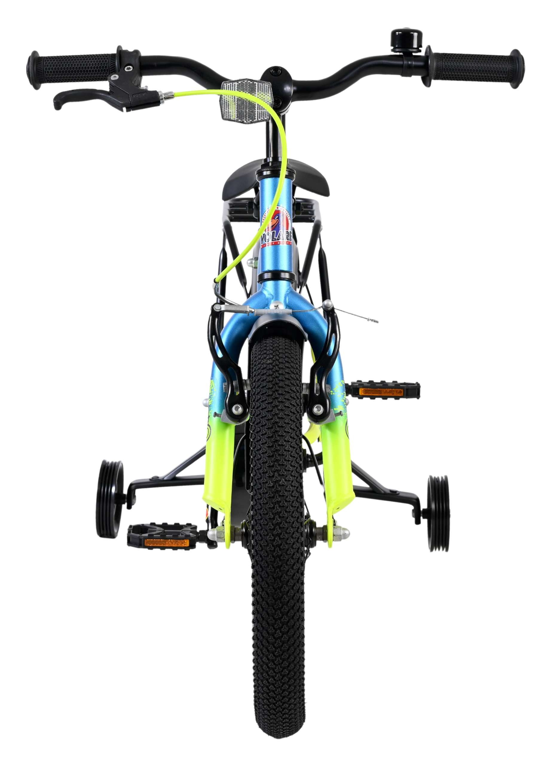 Ein blaues Kinderfahrrad mit Stützrädern, breitem Reifen und gelben Akzenten.