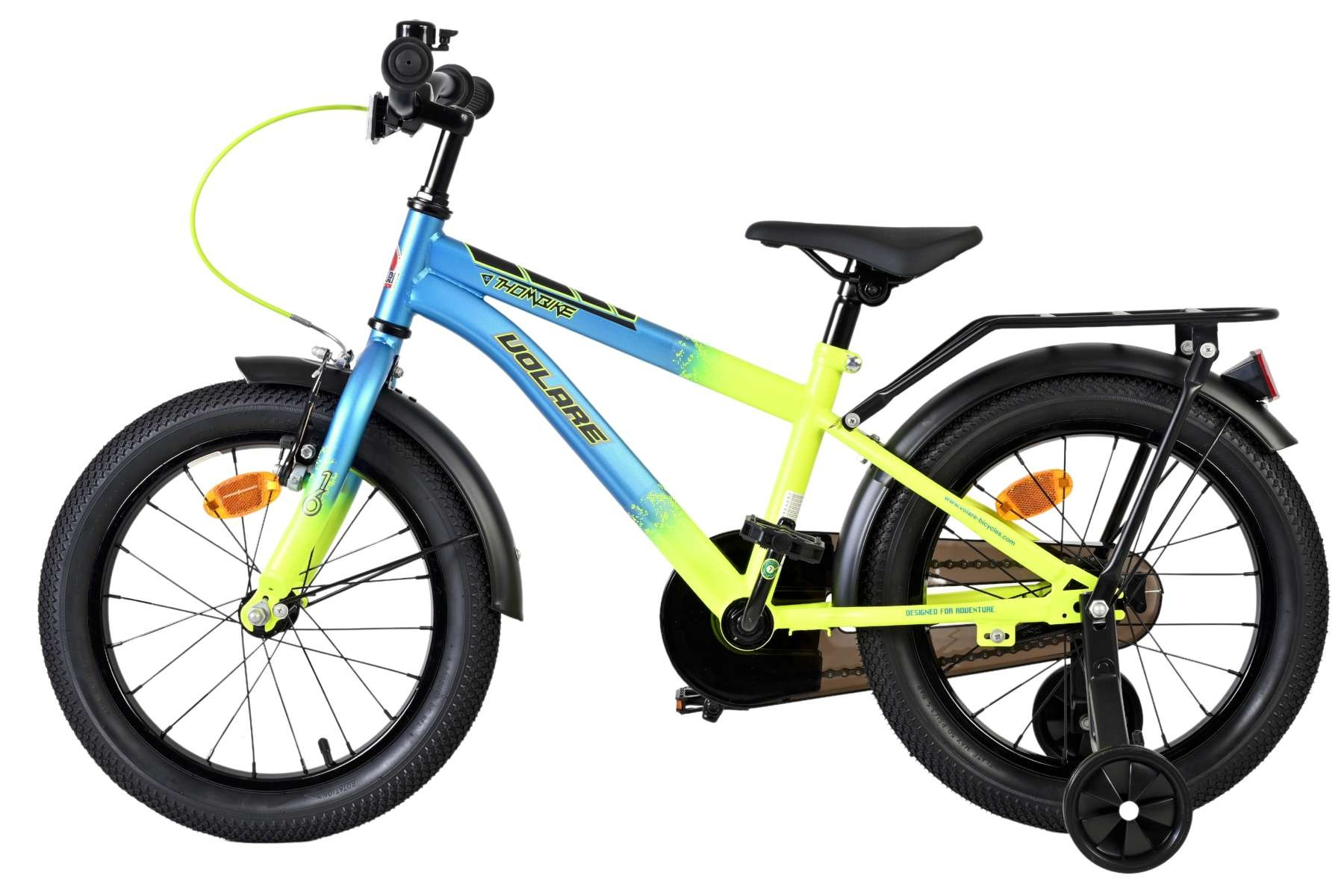 Ein blau-gelbes Kinderfahrrad mit Stützrädern, einem Gepäckträger und Reflektoren.
