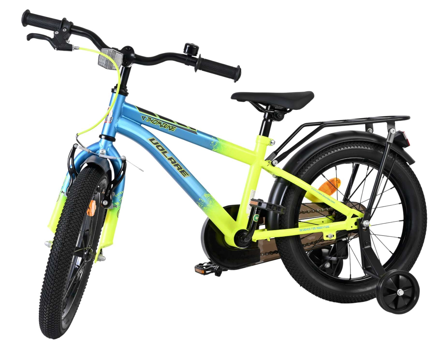 Ein blau-neongrünes Fahrrad mit Stützrädern, schwarzen Reifen und Gepäckträger.