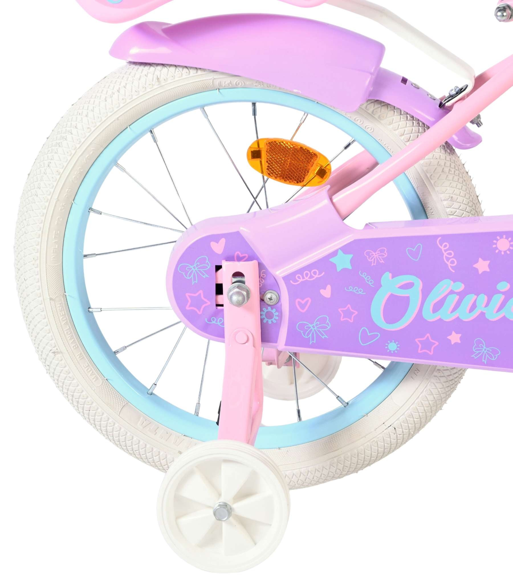 Ein pinkes Kinderfahrrad mit Stützrädern, lila Schutzblechen und dem Namen Olivia.