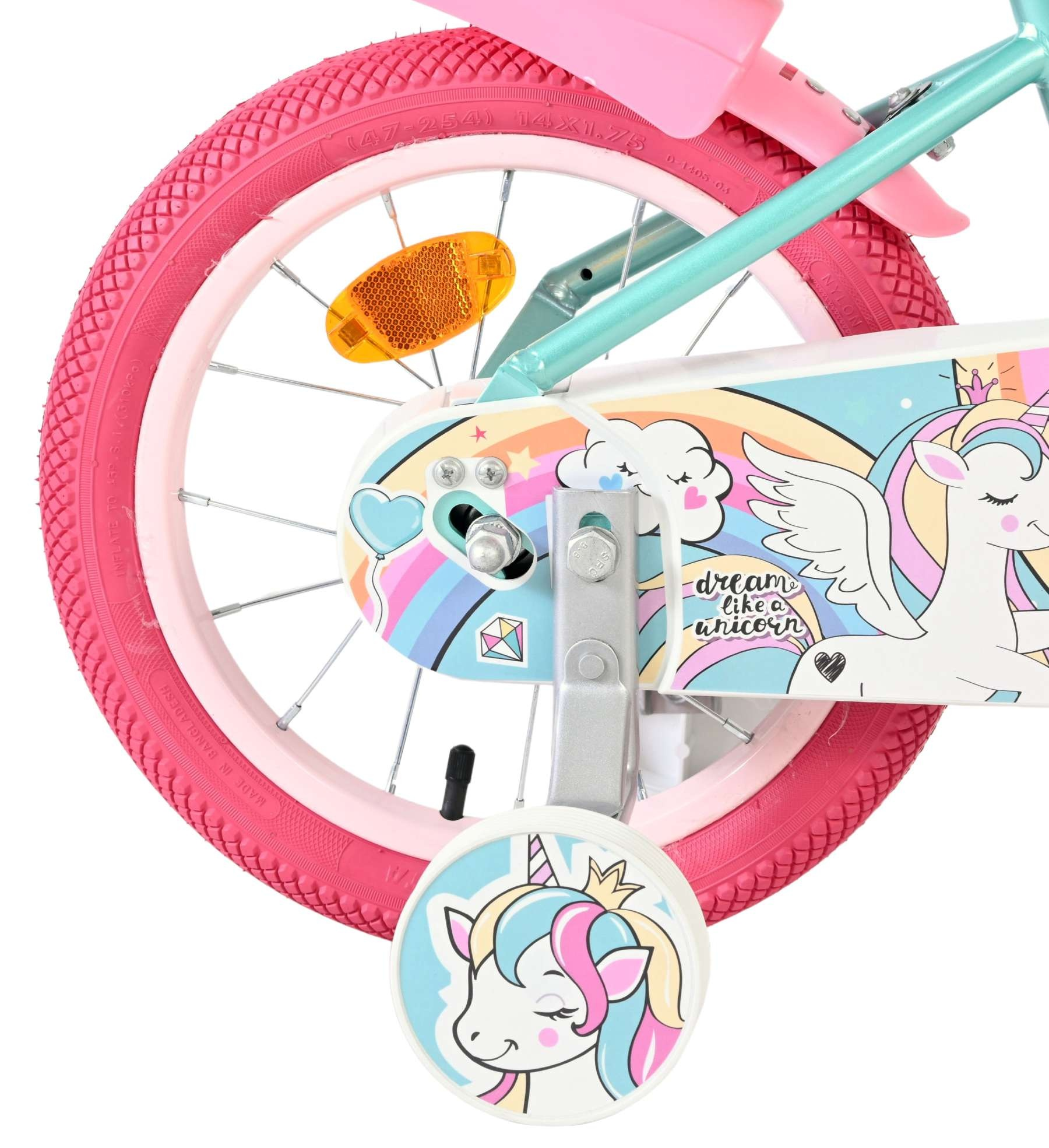 Nahaufnahme eines Fahrrads mit rosa Reifen und Einhorn-Motiv.