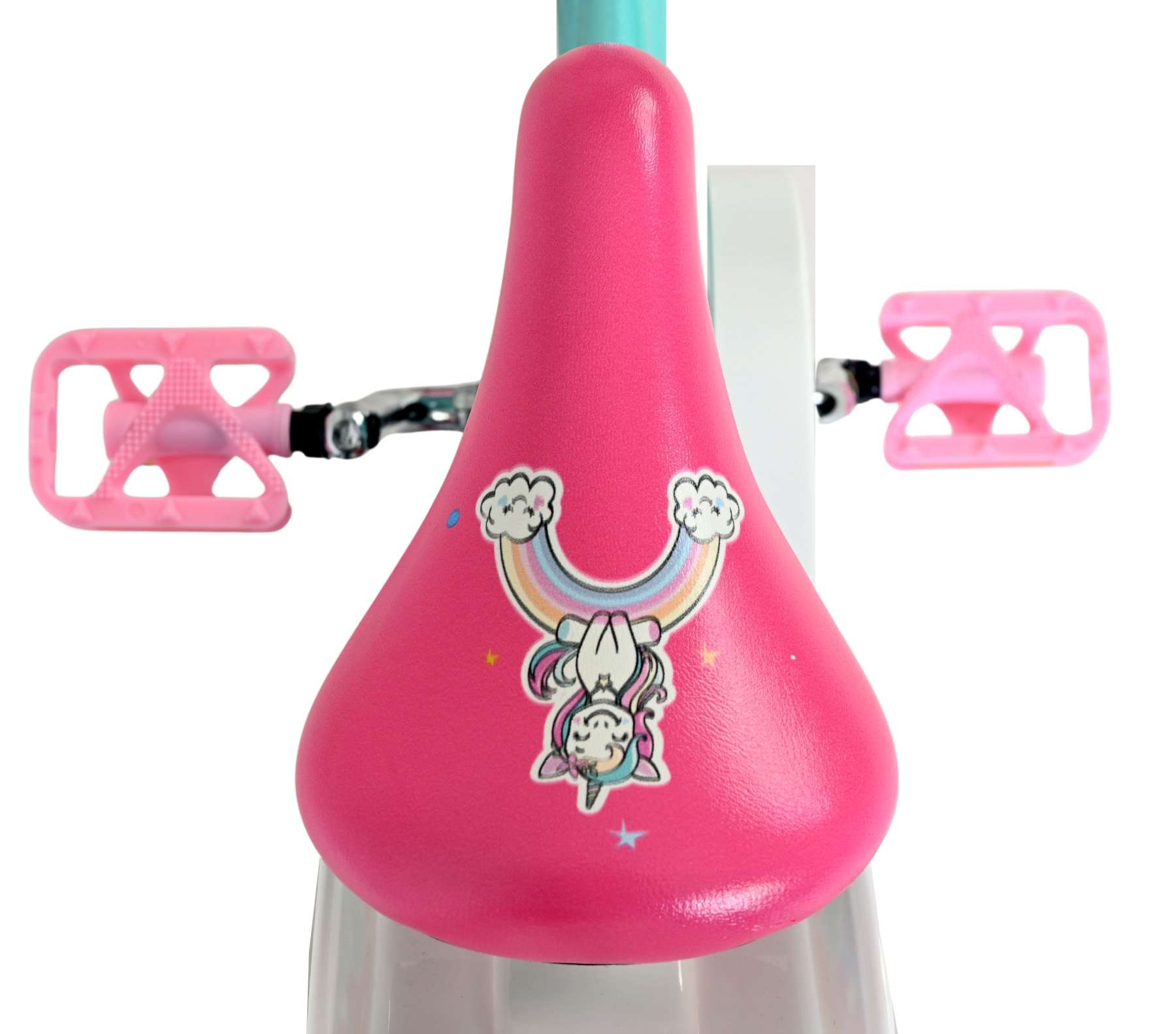 Ein rosa Fahrradsattel mit einem Einhorn und Regenbogen-Aufkleber. Rosa Pedale.