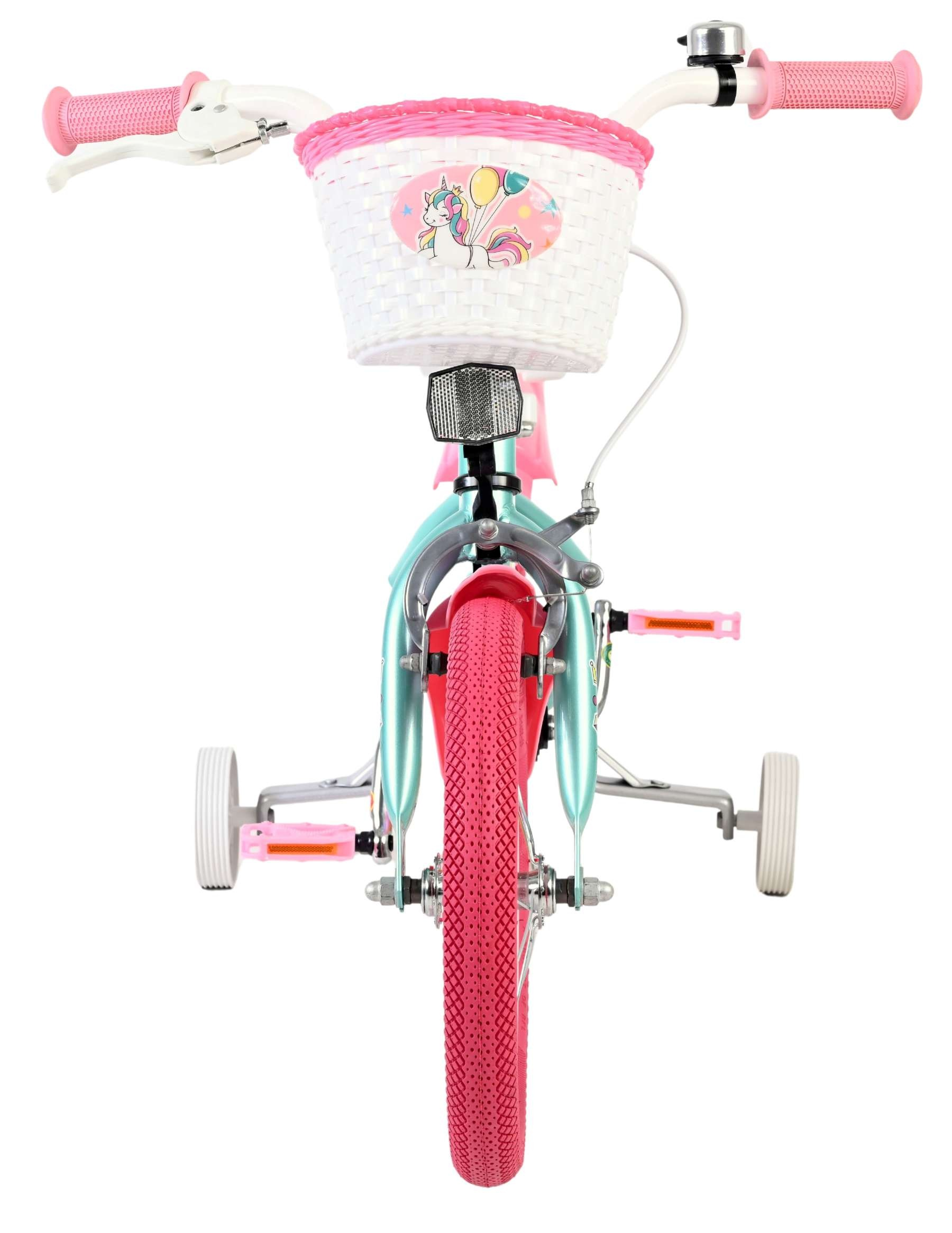 Ein türkisfarbenes Kinderfahrrad mit rosa Griffen, Korb und Rädern.