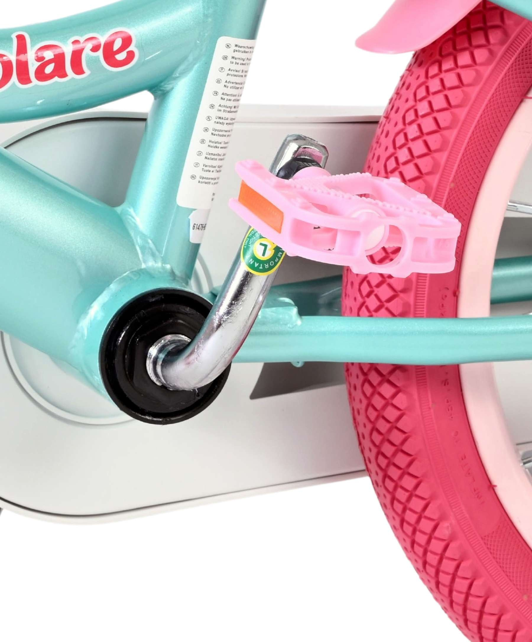 Nahaufnahme eines mintgrünen Fahrradrahmens mit rosa Pedal und Reifen.